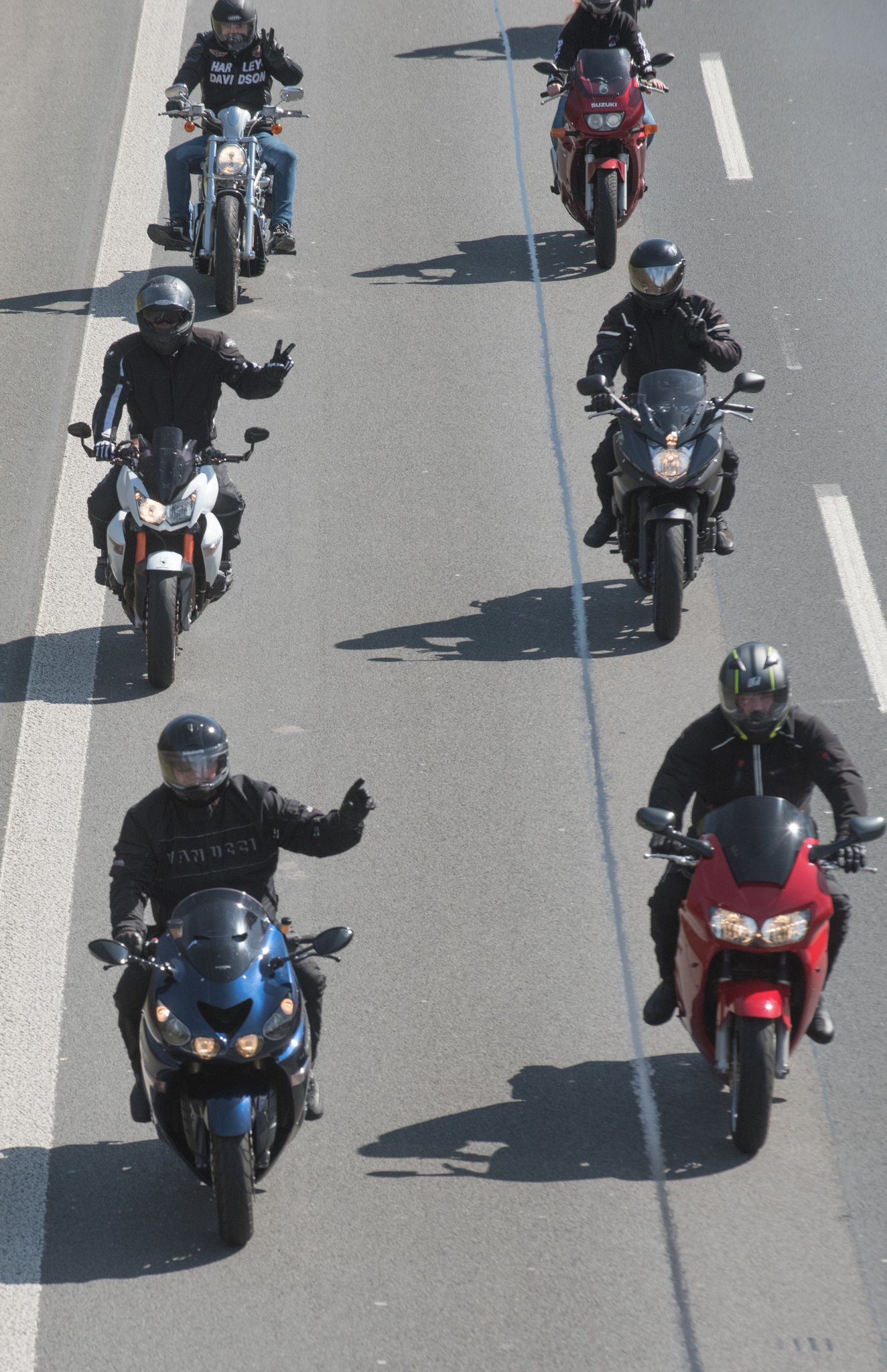 Ähnlich wie dieser Season Open Korso 2018, gehen auch die Benefiz-Biker auf entspannte Tourfahrt.