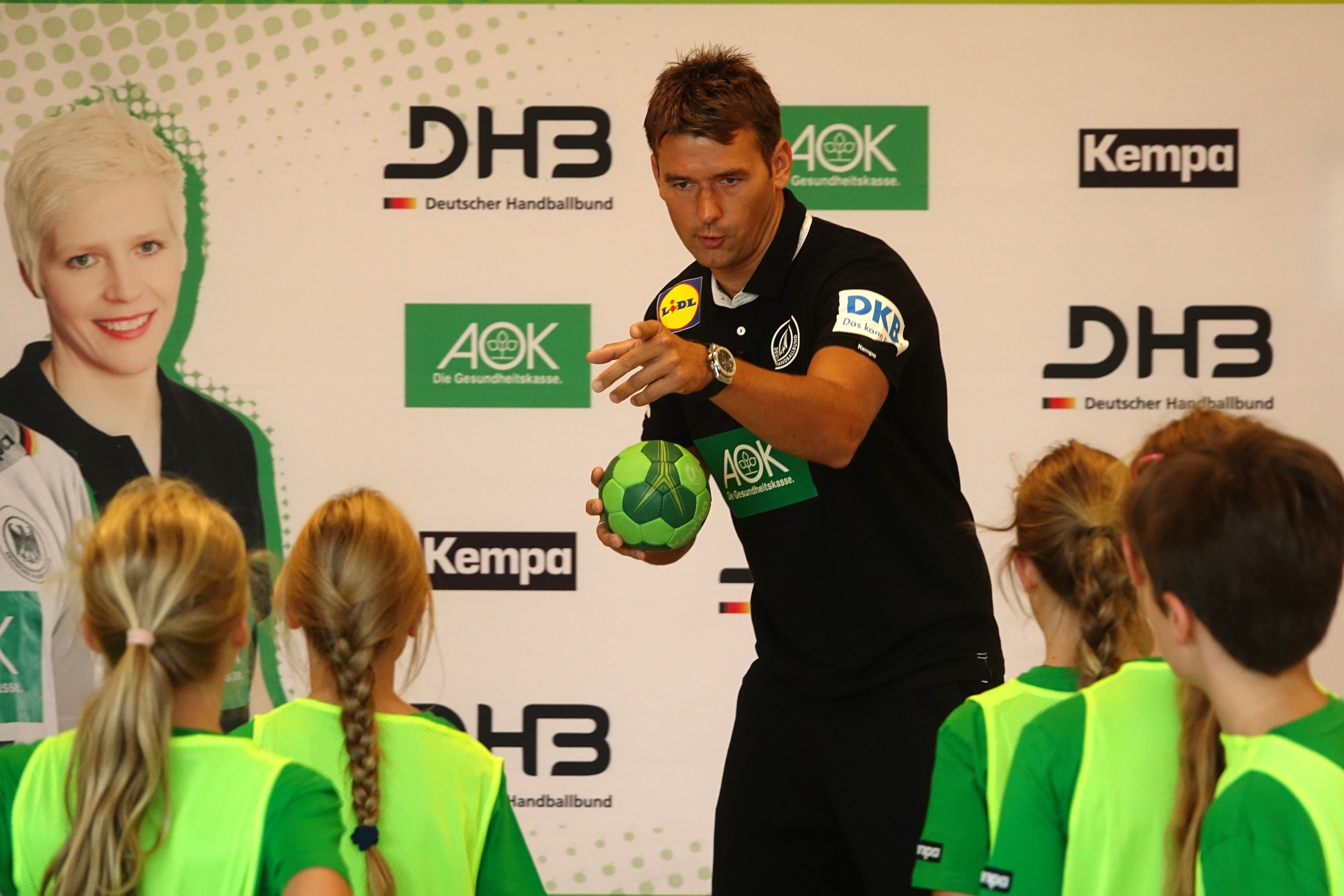 Tipps und Tricks für die richtige Wurftechnik gibt es beim AOK Star-Training direkt vom DHB-Bundestrainer Christian Prokop.
