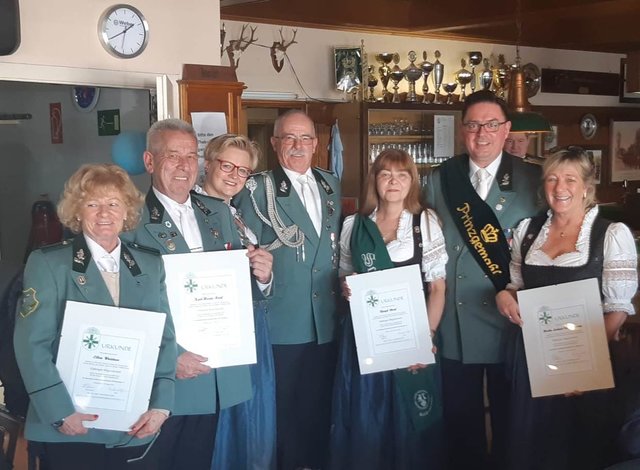 Ellen Weidner, Karl-Heinz Norf, Schützenkönigin Heike Klenner, Schriftführer Heinz Dickerboom, Birgit Norf, Brudermeister Holger Klenner und Heike Lakat-Dickerboom (von links nach rechts) freuen sich über ihre Auszeichnungen. 
Foto: Privat