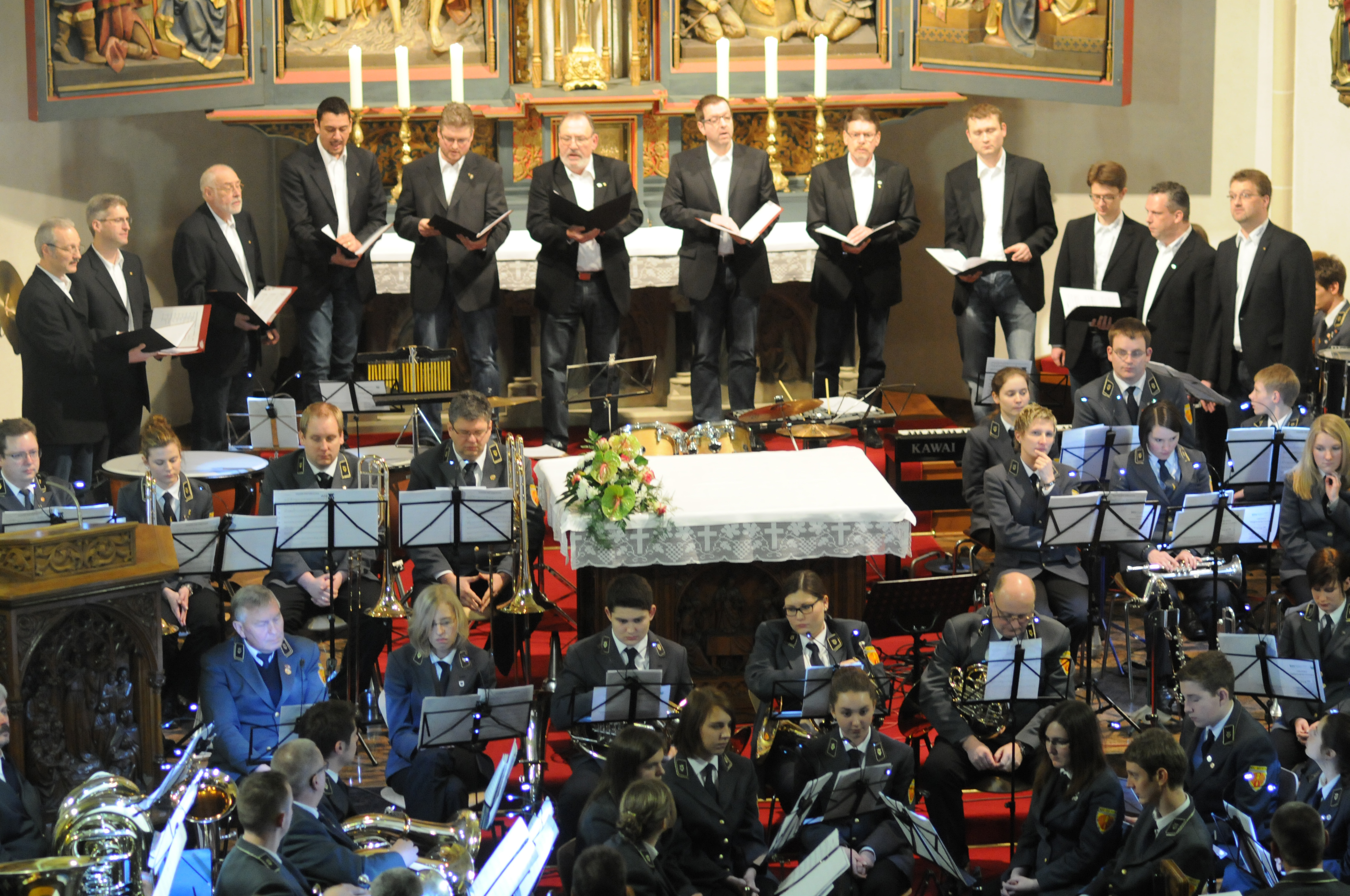 Gemeinsam begrüßen der Musikverein Beckum und VokalArt Menden das Jahr 2019 in der Halinger Kirche, die über eine besondere Akustik verfügt.