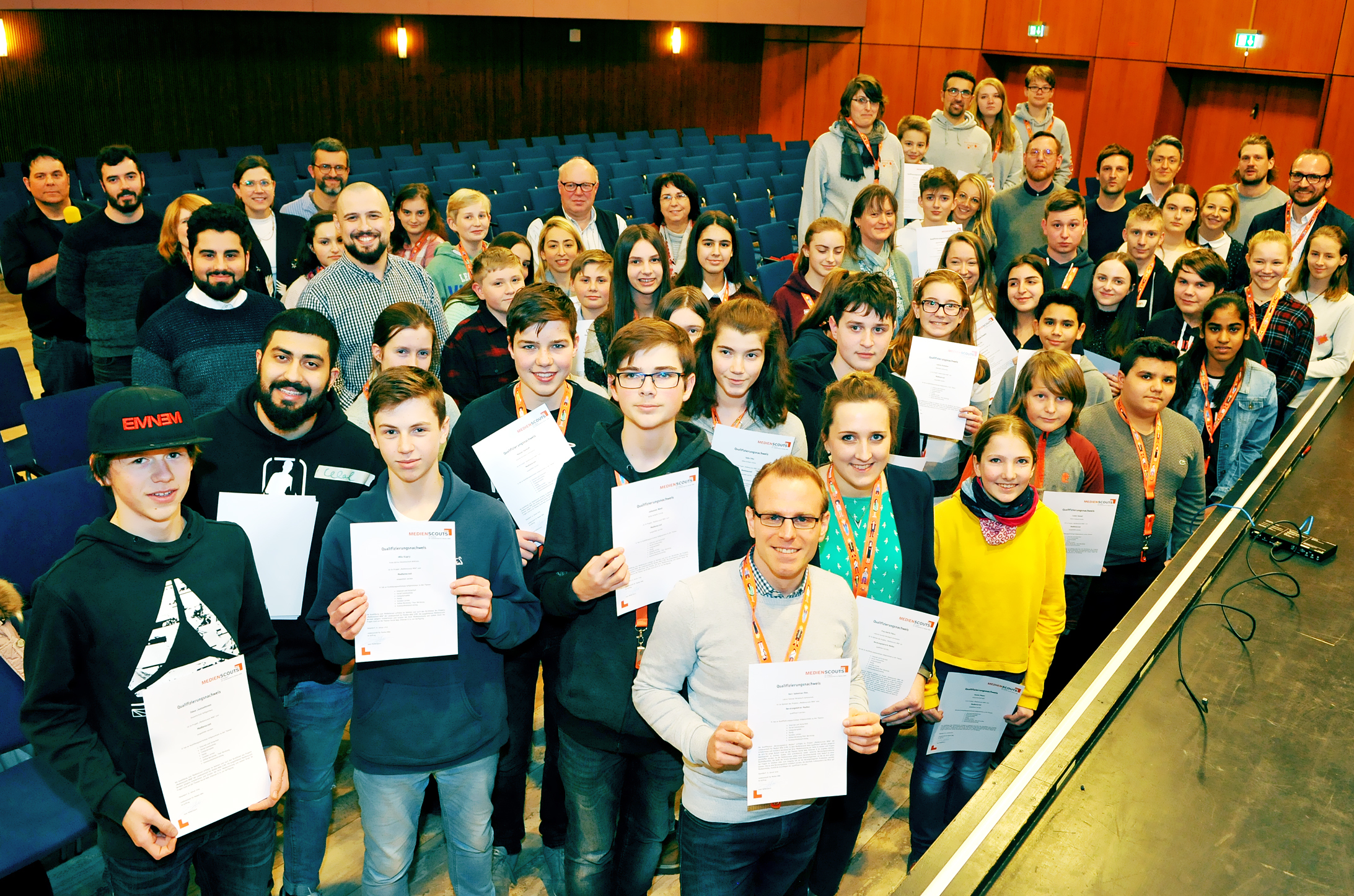 Herzlichen Glückwunsch: Mit Beendigung des letzten Workshops sind die Jugendlichen nun fertig ausgebildete Medienscouts.
Foto: Michael de Clerque