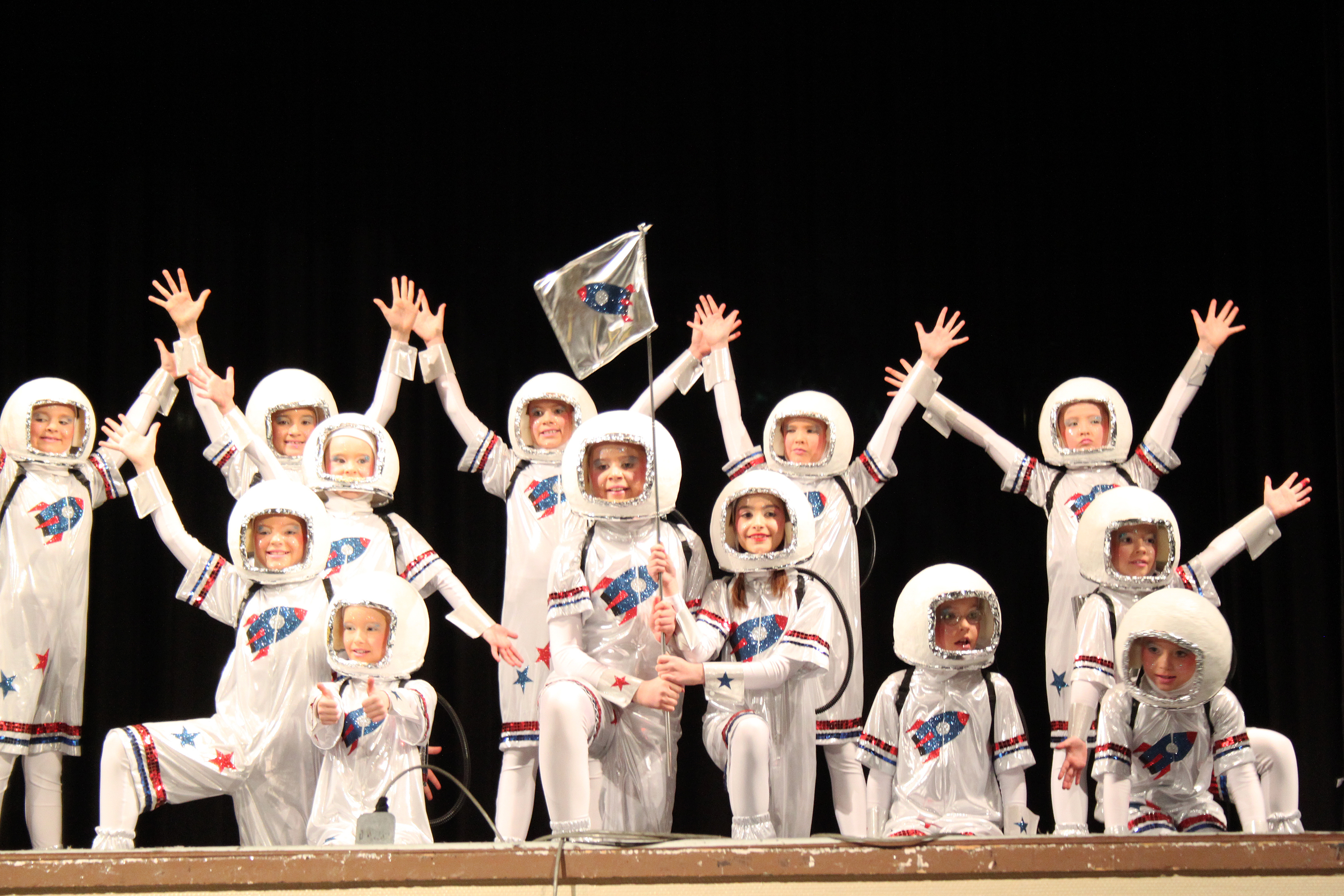 Beim Sportball "Best of Sports" hat der SSV Menden nicht nur Ehrungen vorgenommen, sondern auch den Sport in allen Facetten präsentiert. Viel Beifall ernteten zum Beispiel die kleinen Astronauten der "Turniergruppe Jugend" der Tanztourbine mit ihrer Aufführung "Meine Reise zum Mond". Foto: Klaus Gerling / SSV