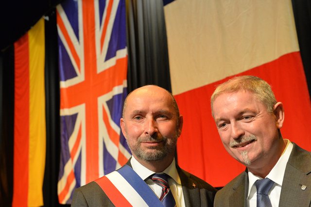 Der Heiligenhauser Bürgermeister Michael Beck (rechts) und sein stellvertretender Kollege aus Meaux, Laurent Guillaume, gaben ein Bekenntnis zur Europäischen Union.