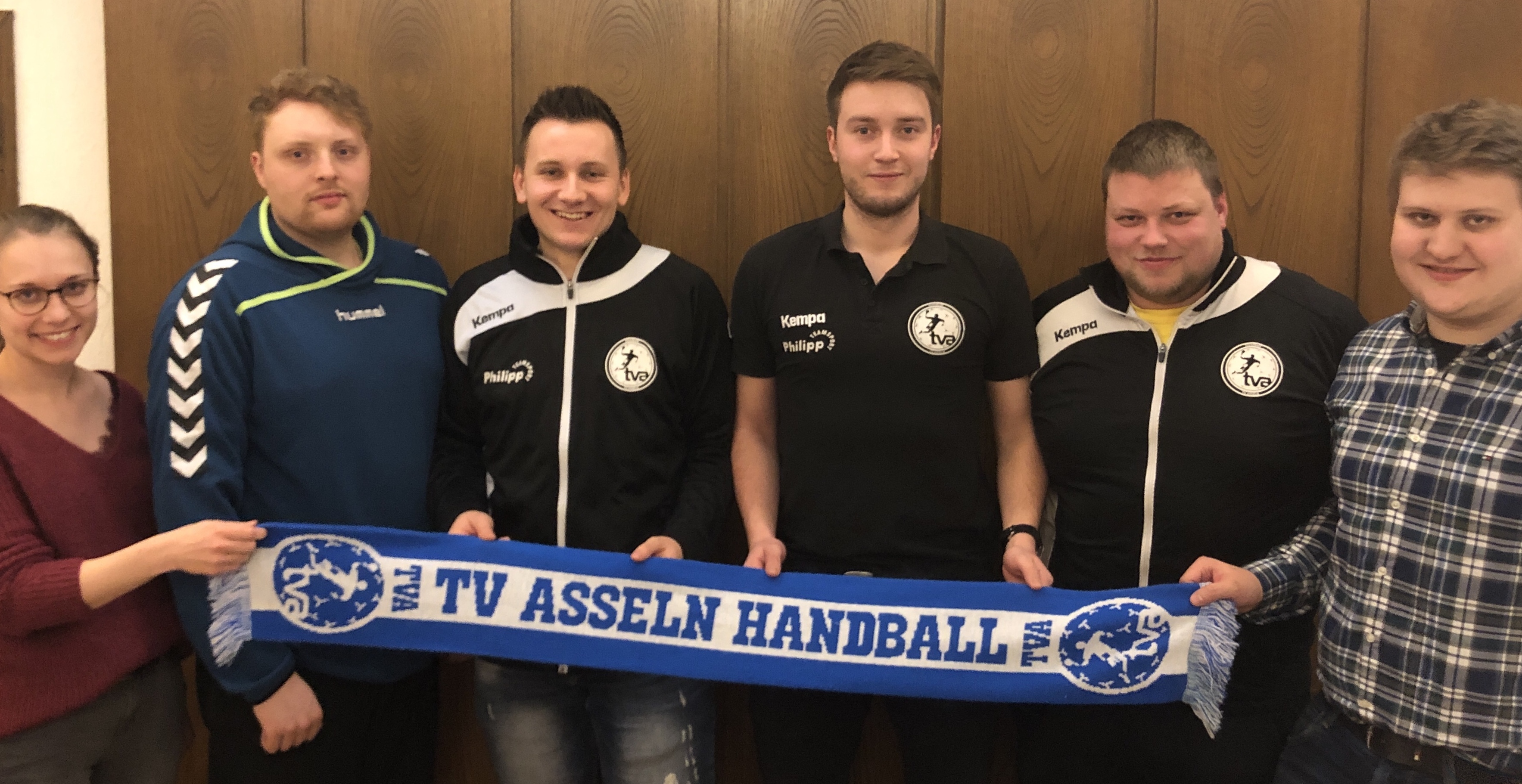 Der neue Handballvorstand des TV Asseln: Philipp Michel (3.v.l.) übernimmt den Vorsitz von Fabian Krüger (4.v.l.). Ferner im Bild (v.l.): Lisa Wittler, Timo Steinberg, Daniel Nietsche und Björn Polenz.