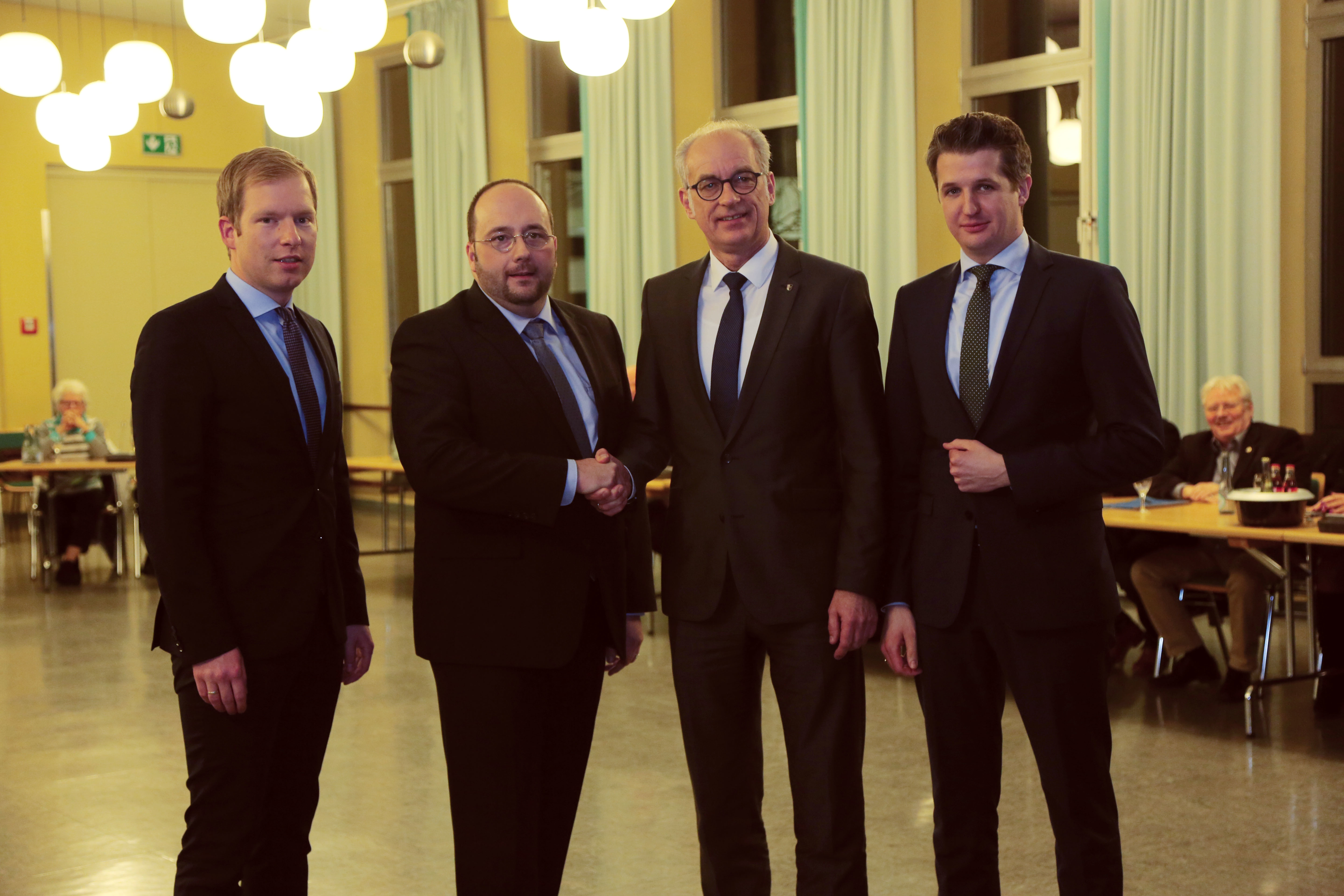 Die neue Verwaltungsspitze im Hemeraner Rathaus mit (v.l.) Christian Schweitzer (1. Beigeordneter) Sven Frohwein (Beigeordneter) und Bürgermeister Michael Heilmann. Rechts der verabschiedete 1. Beigeordnete Dr. Bernd Schulte.