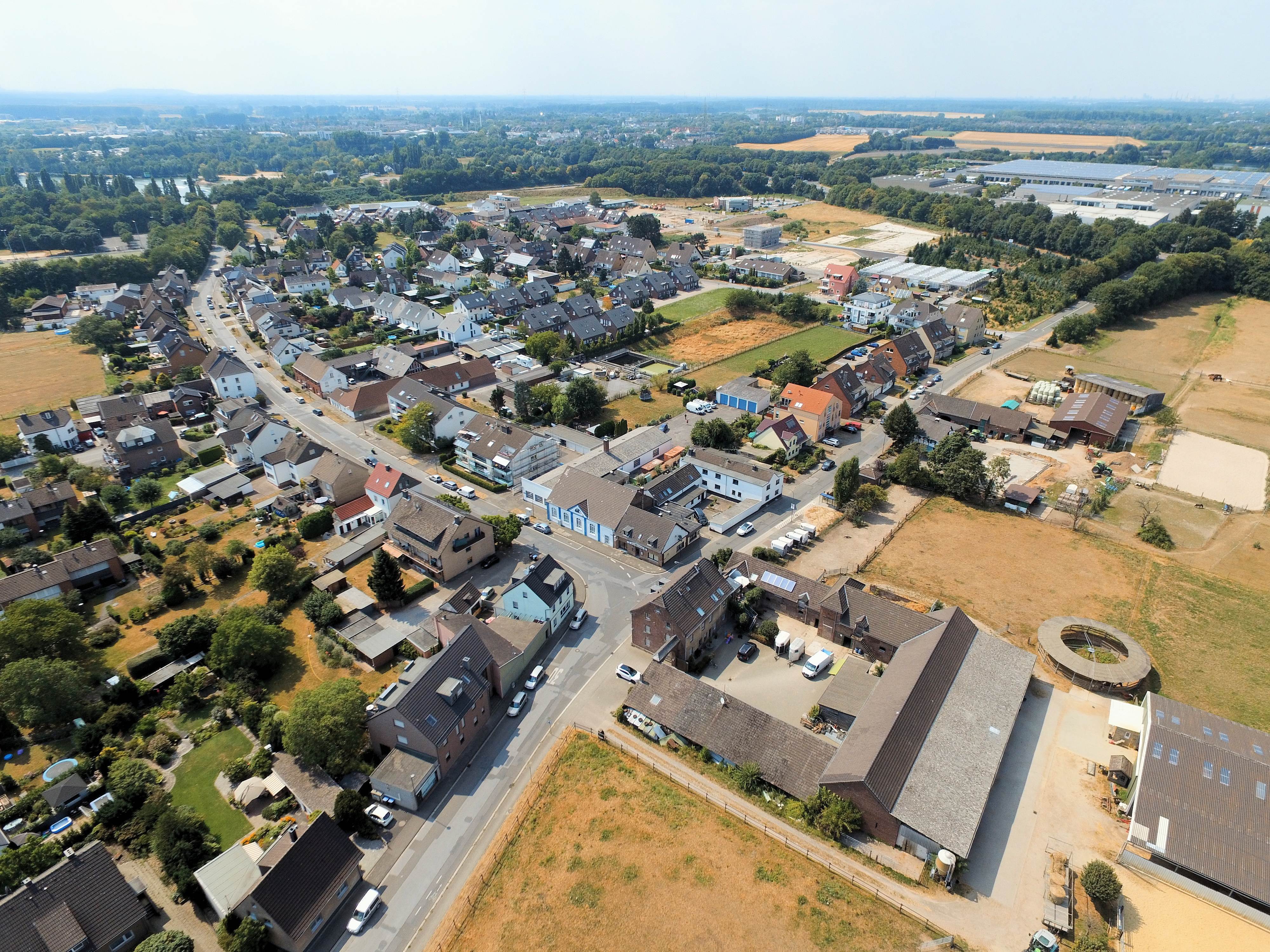 Der Bereich, um den es in der städtebaulichen Rahmenplanung Alt-Berghausen geht, liegt zwischen der A59 im Westen und der S- und Fernbahnstrecke im Osten.
