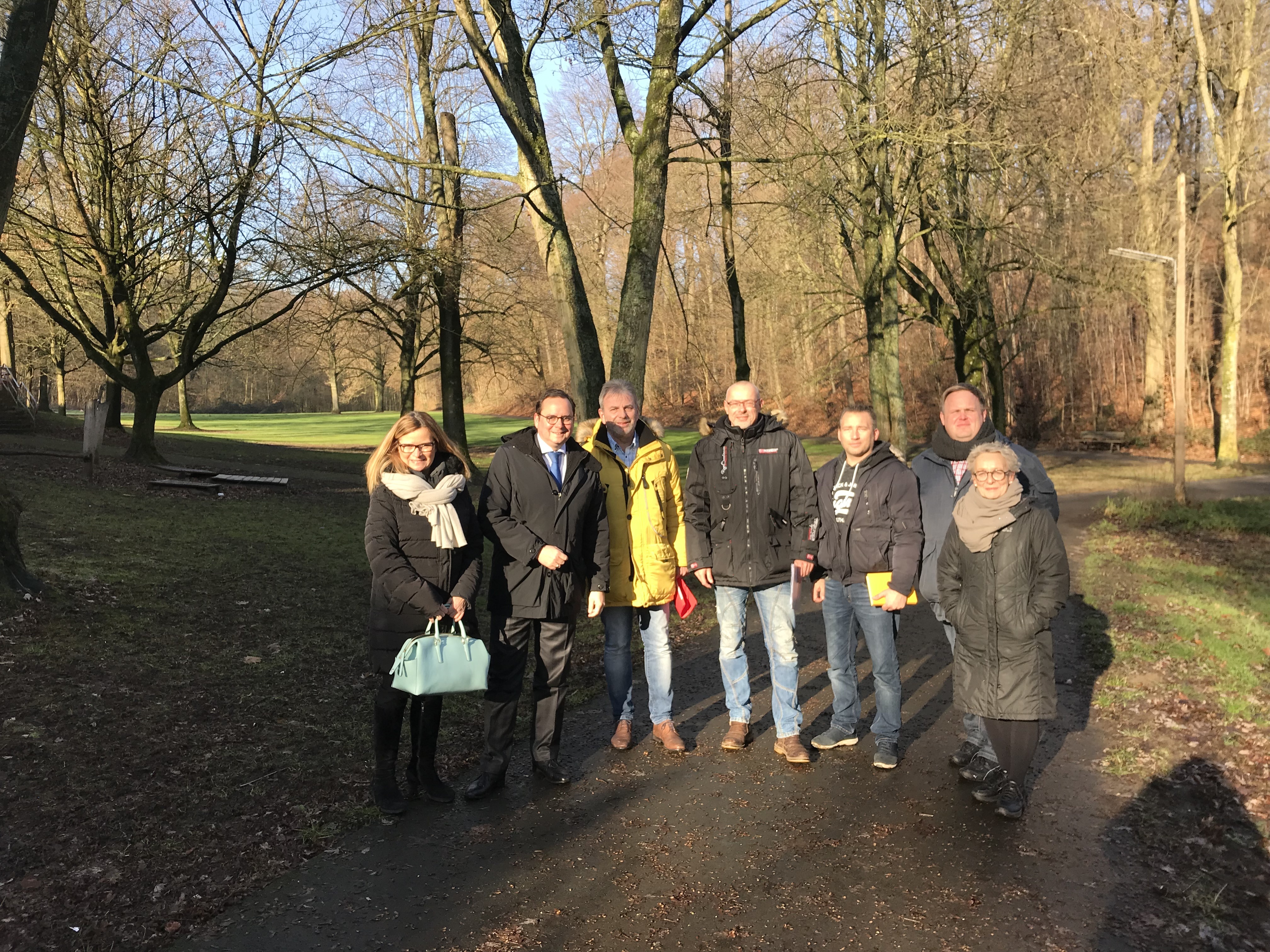 Gespannt ist der Vorstand der WG Freisenbruch, ob der Park hinter dem Bürgerhaus und die angrenzenden Waldstücke und Wege künftig so sauber bleiben. OB Kufen ist da guter Dinge. Foto: maschu