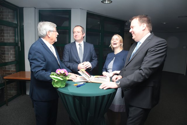 Gute Laune beim Eintrag ins CDU-Gästebuch: (von links) Heinz Breuer, Parl. Staatssekretär Oliver Wittke MdB, Charlotte Quik MdL und Norbert Neß.