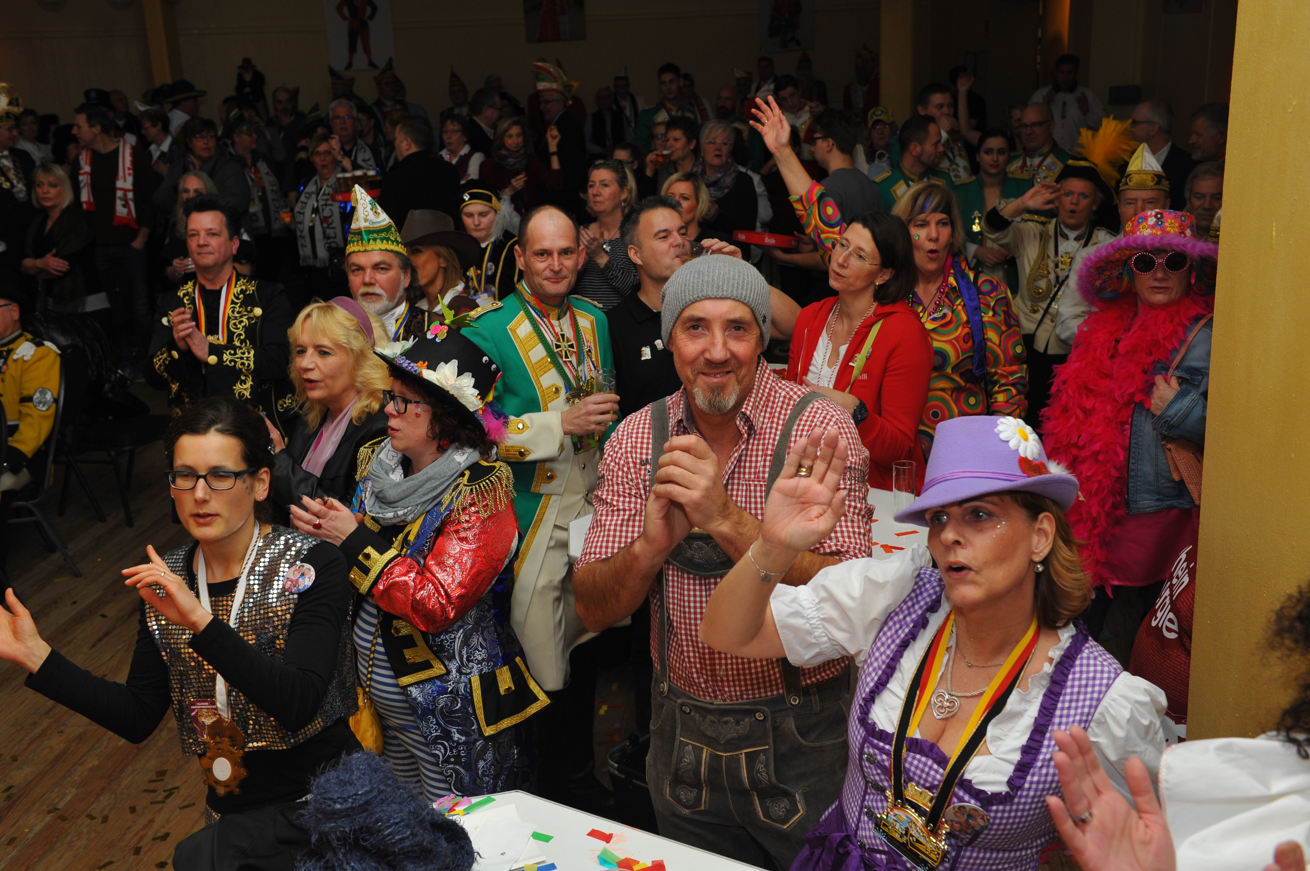 In bester Karnevalsstimmung waren die Gäste rund um das Wochen Anzeiger-Team auch beim letztjährigen Treffen in der Festhalle Bormacher im Herzen der Monheimer Altstadt.
Archiv-Foto: Michael de Clerque