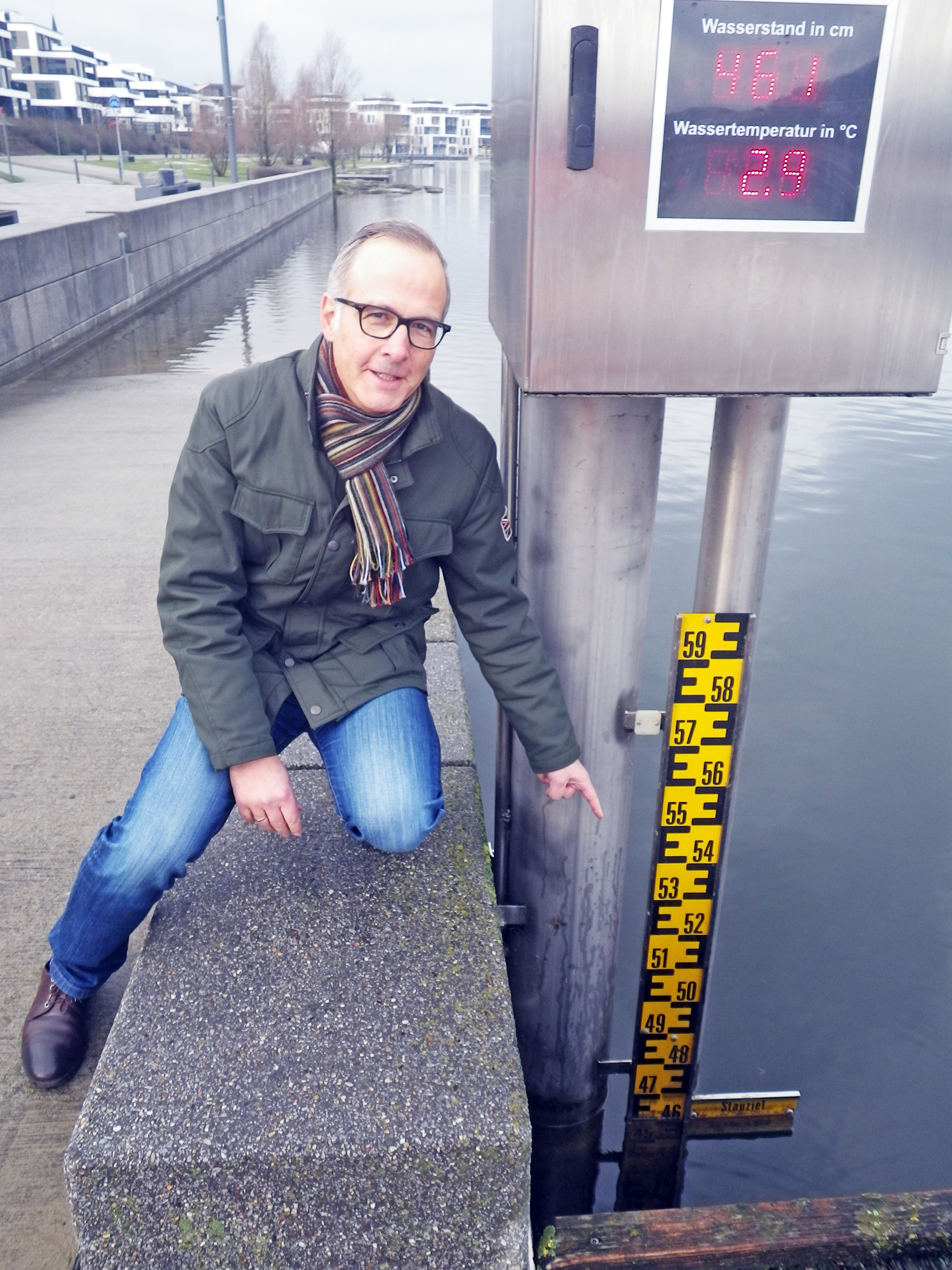 Die Staumarke prüft Georg Sümer, Leiter des Betriebs Phoenix-See. An der Marke ist der aktuelle Stand erkennbar zu sehen.