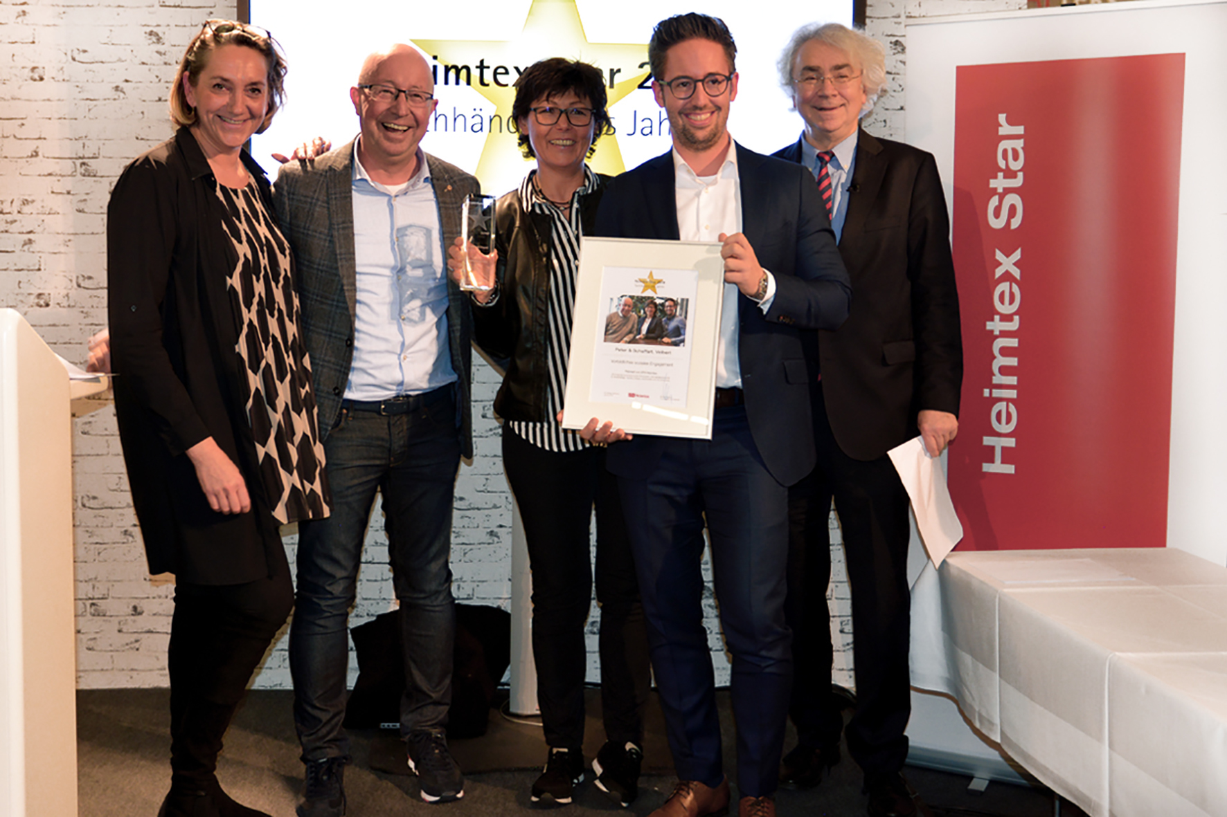 Aus dem Hause LaminatDEPOT: Geschäftführerin und Inhaber: Brigitte Schaffart (Mitte), Frank Peter (2. v. li.) und Kevin Peter (2. v. re.) bei der Heimtex Star Auszeichnung 2019