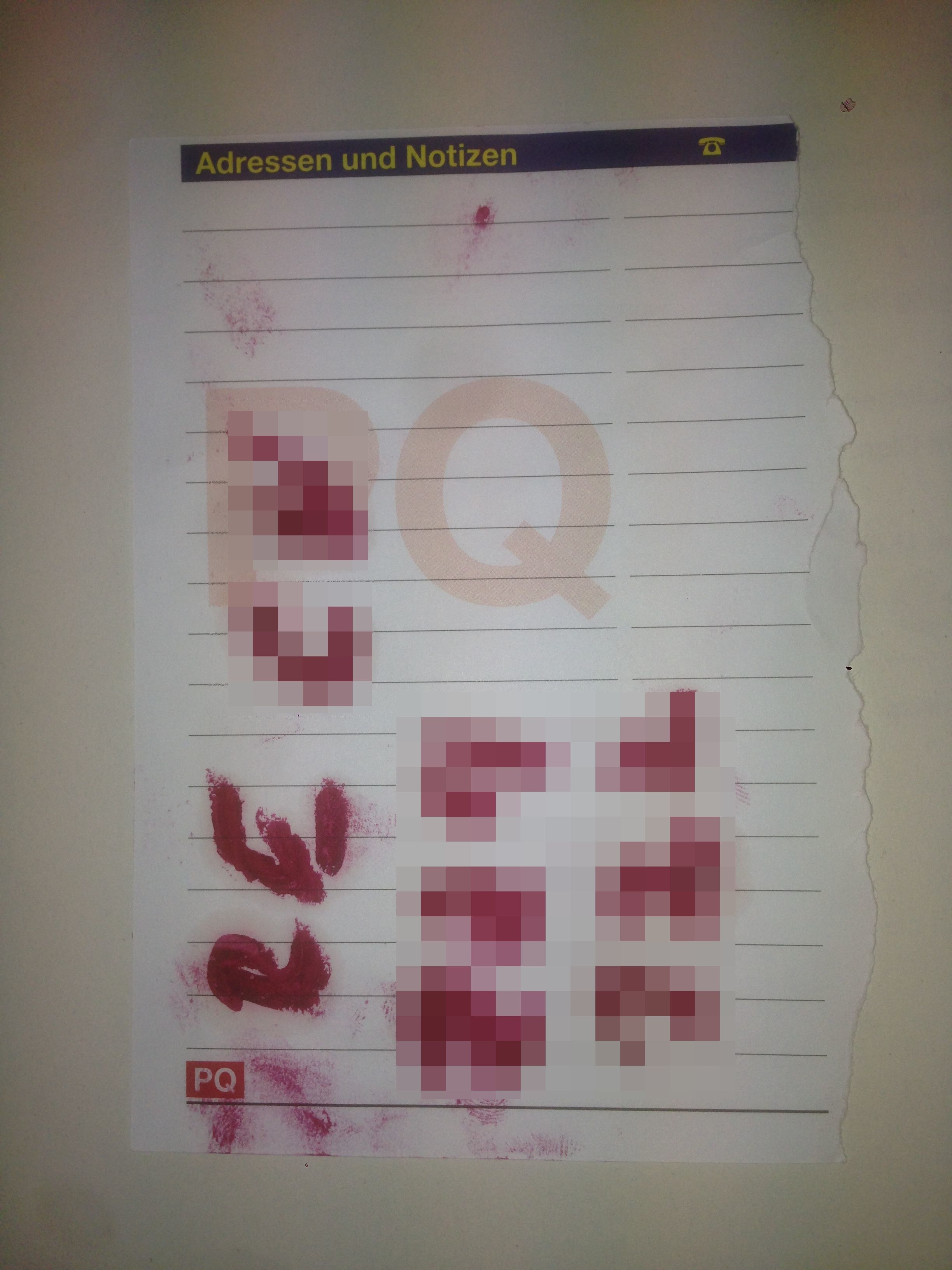 Die Polizei sucht den Schreiber dieser Nachricht, die mit rotem Lippenstift geschrieben wurde.