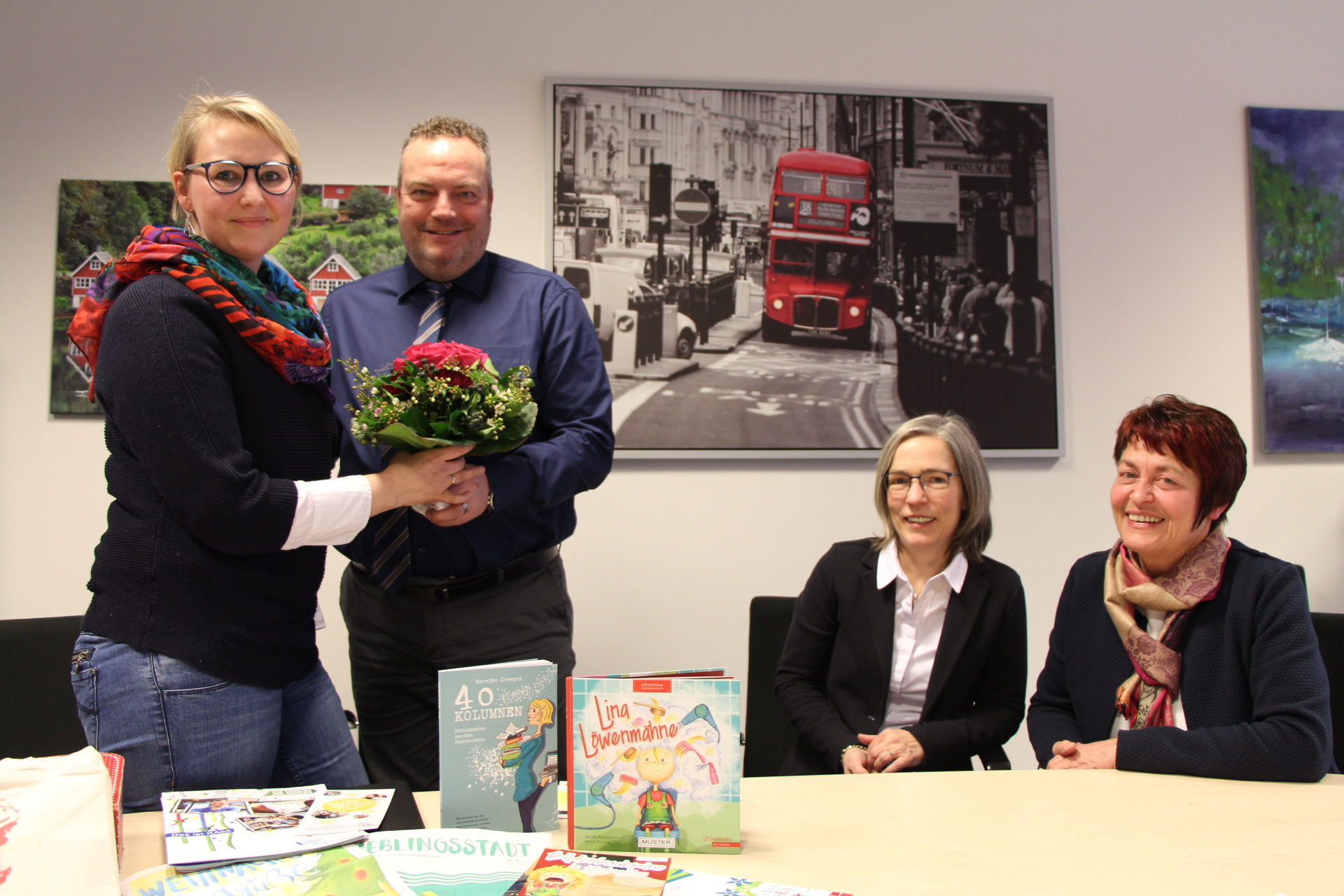 Bürgermeister Bodo Klimpel gratulierte am Mittwoch der Halterner Autorin, Illustratorin und Grafikerin Sandra Rodenkirchen, die bereits im November mit dem Unternehmerinnenbrief NRW ausgezeichnet worden ist. Mit dabei waren auch Eva-Maria Wobbe vom Startercenter des Kreises und Maria Lichter von der städtischen Wirtschaftsförderung.
