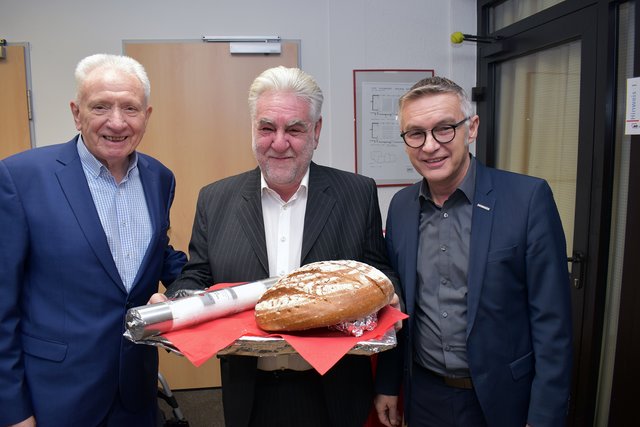 Auf dem Bild mit Brot und Salz (v.l.): Klaus Johannknecht, Klaus-Peter Real und Oliver Kern.