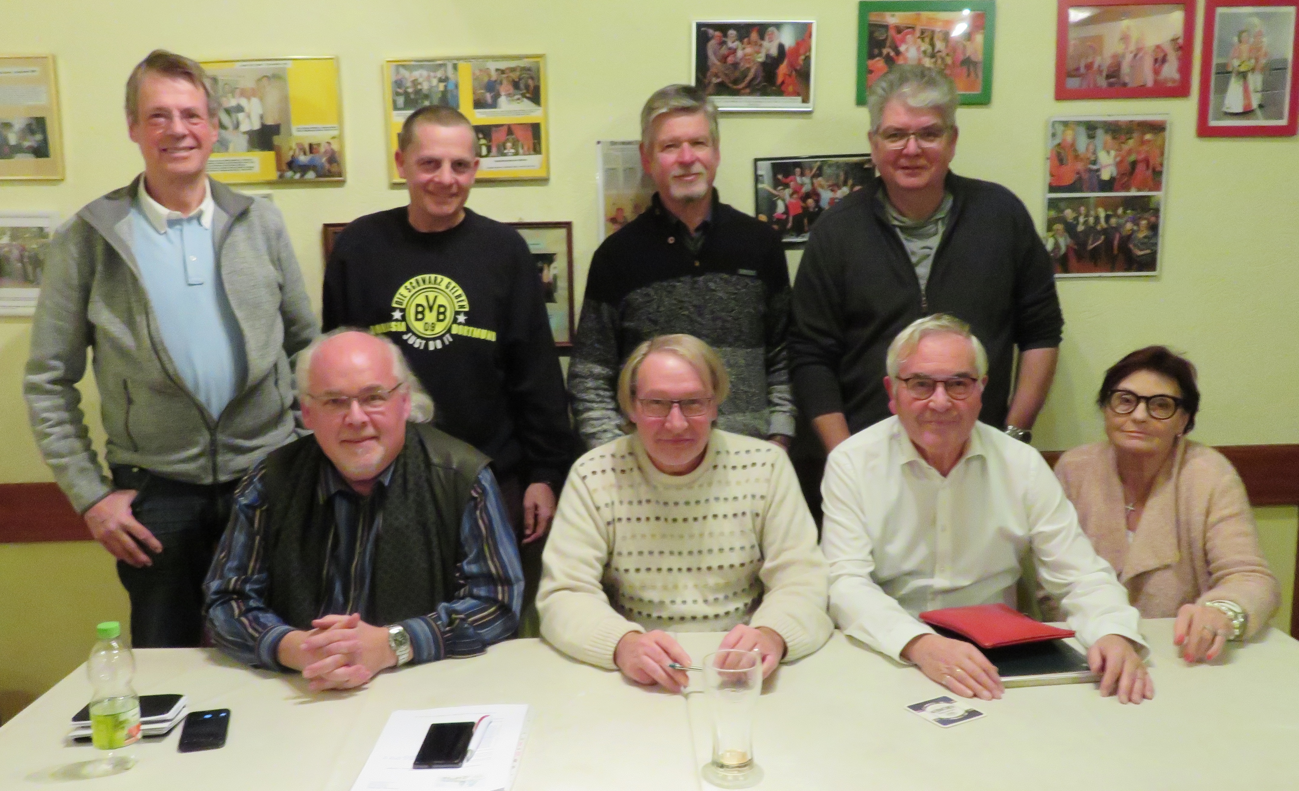 Hier der gewählte Vorstand: Untere Reihe sitzend, Ralf Stoltze (Bezirksbürgermeister), Olaf Meyer (1.Vorsitzender), Karl-Heinz Hülsmann (1.Kassierer), Renate Tücking (Beisitzerin), obere Reihe stehend, Wilhelm Schulte-Coerne ( stellv. Vorsitzender), Detlef Englich (1.Schriftführer), Detlev Frenz (2.Kassierer) und
Hans-Peter Kuschel (stellv. Vorsitzender).