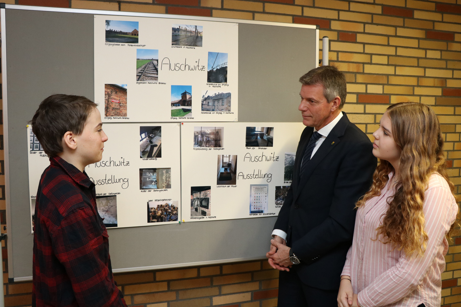 Mit Ben und Angelina tauschte sich Bürgermeister Christoph Tesche über deren Besuch in der Gedenkstätte Auschwitz aus.