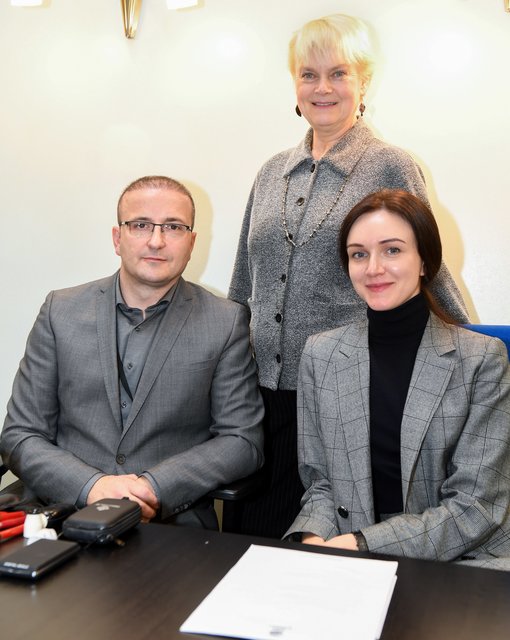 Marius Tsakonis begrüßt mit Freia Montag (Empfang) und Olesja Denzel (Schätzexpertin) die Mülheimer Besucher.
