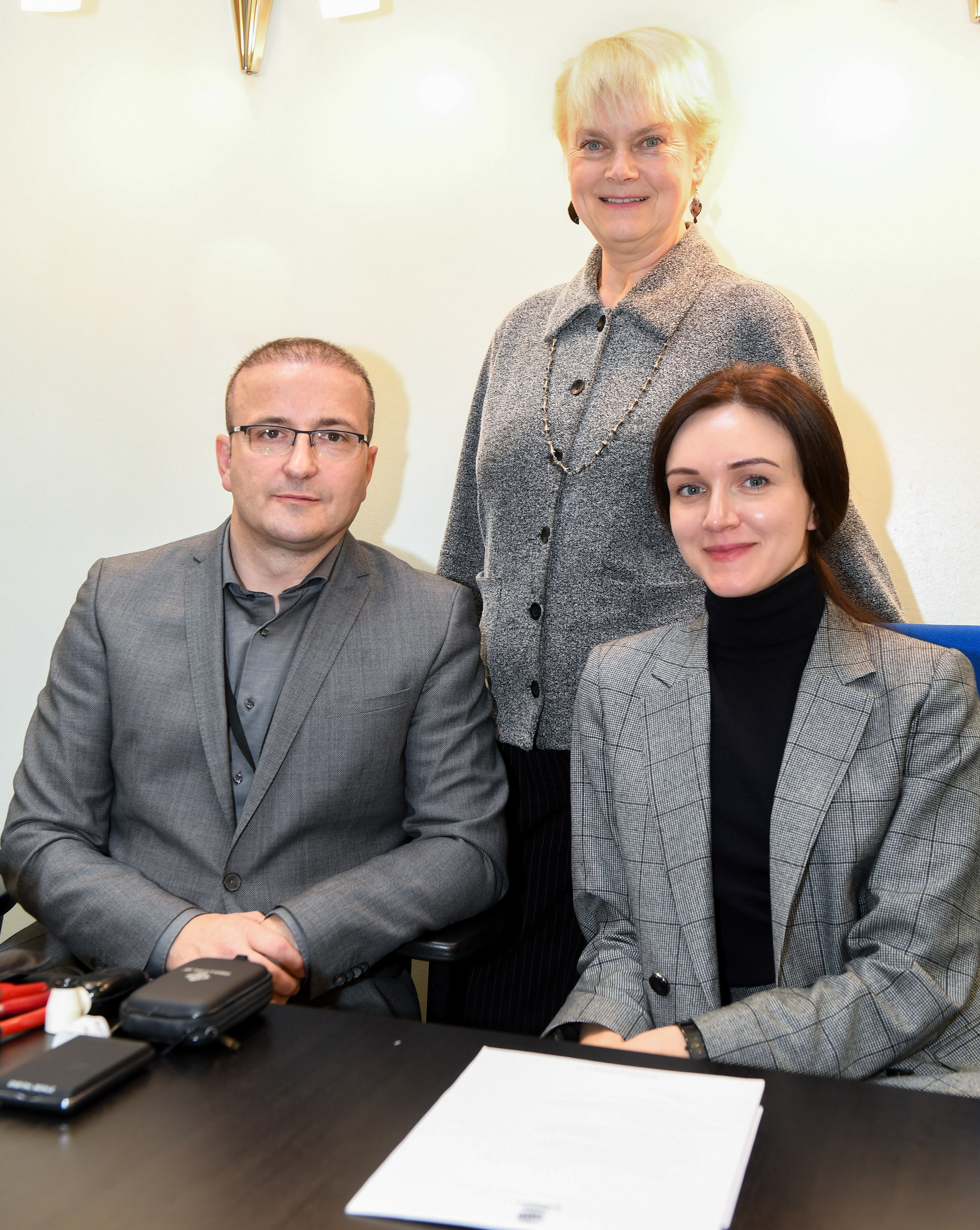 Marius Tsakonis begrüßt mit Freia Montag (Empfang) und Olesja Denzel (Schätzexpertin) die Mülheimer Besucher.