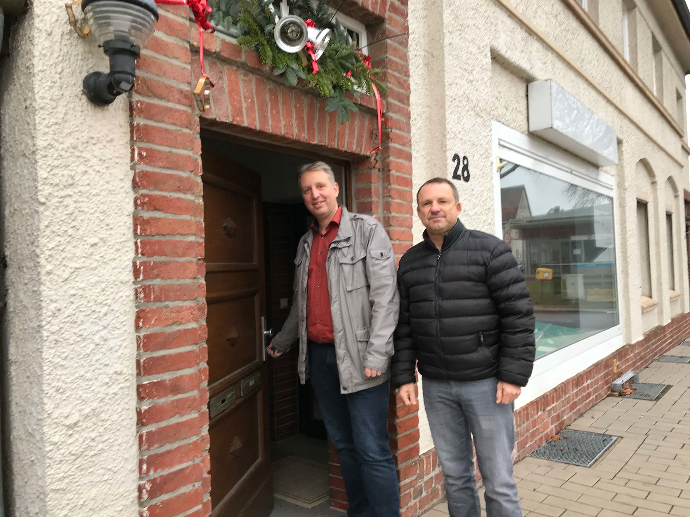 Die Microbrauerei soll in der ehemaligen Metzgerei am Hohenstein etabliert werden. Marcus Droll (EWG, l.) und Matthias Hein (kuwebe, r. ) öffnen schon einmal die Türen.