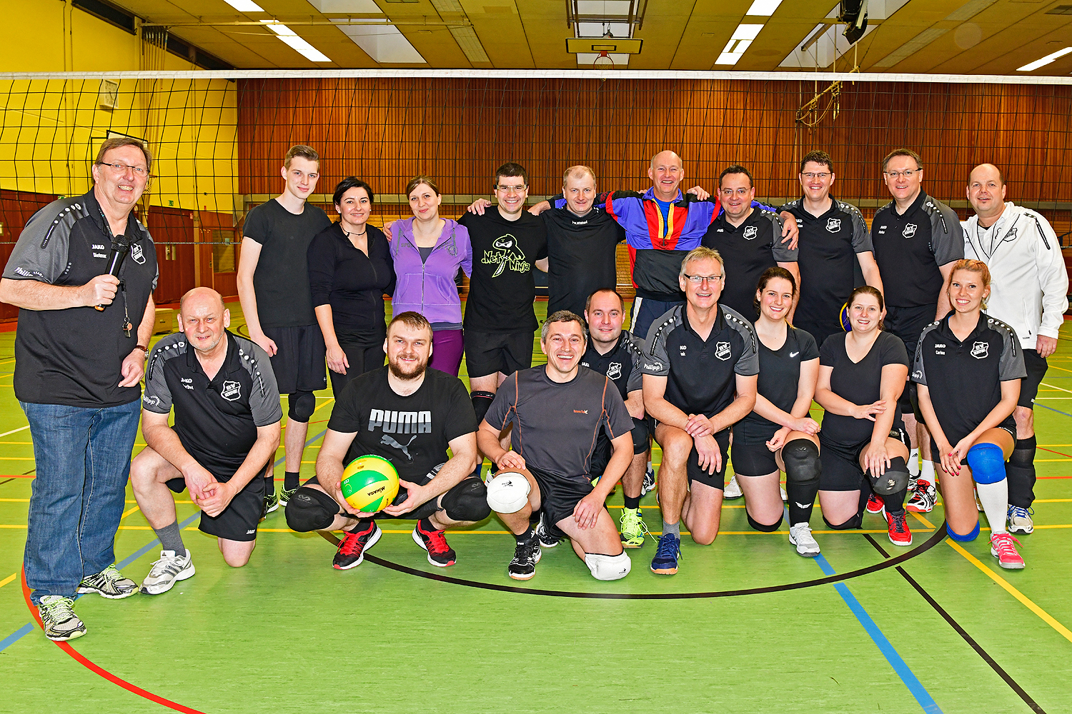 Bereits zum sechsten Male hatte die Volleyballgruppe des "BV Rentfort" zum "Hobby Mix Turnier" eingeladen. Das Team der "BVR Pottpritscher" schaffte denn auch prompt den Einzug ins Endspiel, wo man sich dann aber dann der Mannschaft "VfL Donnerstag" geschlagen geben musste.