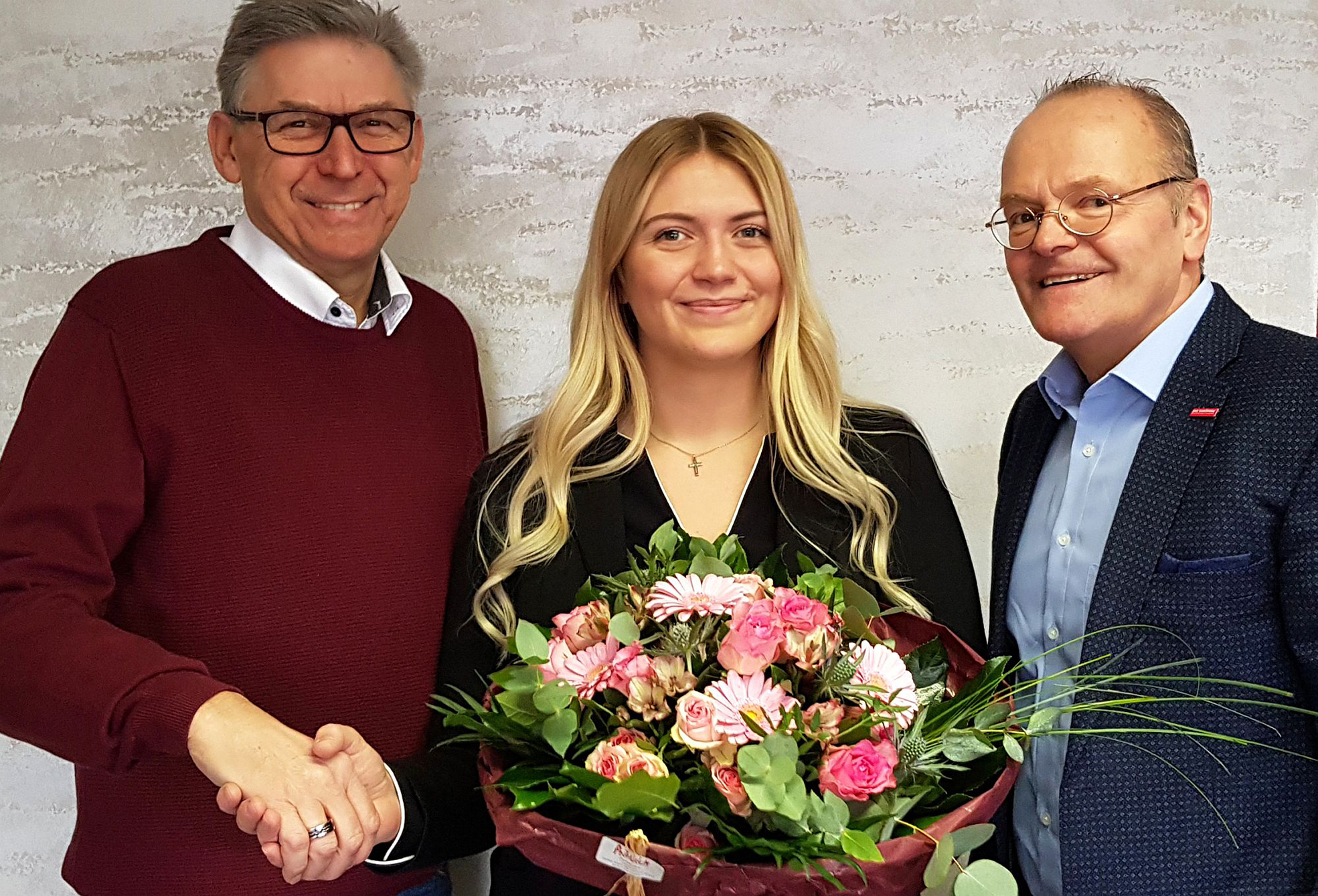 Glückwünsche zur abgeschlossenen Ausbildung bei der Kreishandwerkerschaft in Körne bekam Nadine Windmann (M.) von Geschäftsführer Volker Walters (l.) und dem stellvertretenden Hauptgeschäftsführer Ludgerus Niklas (r.).