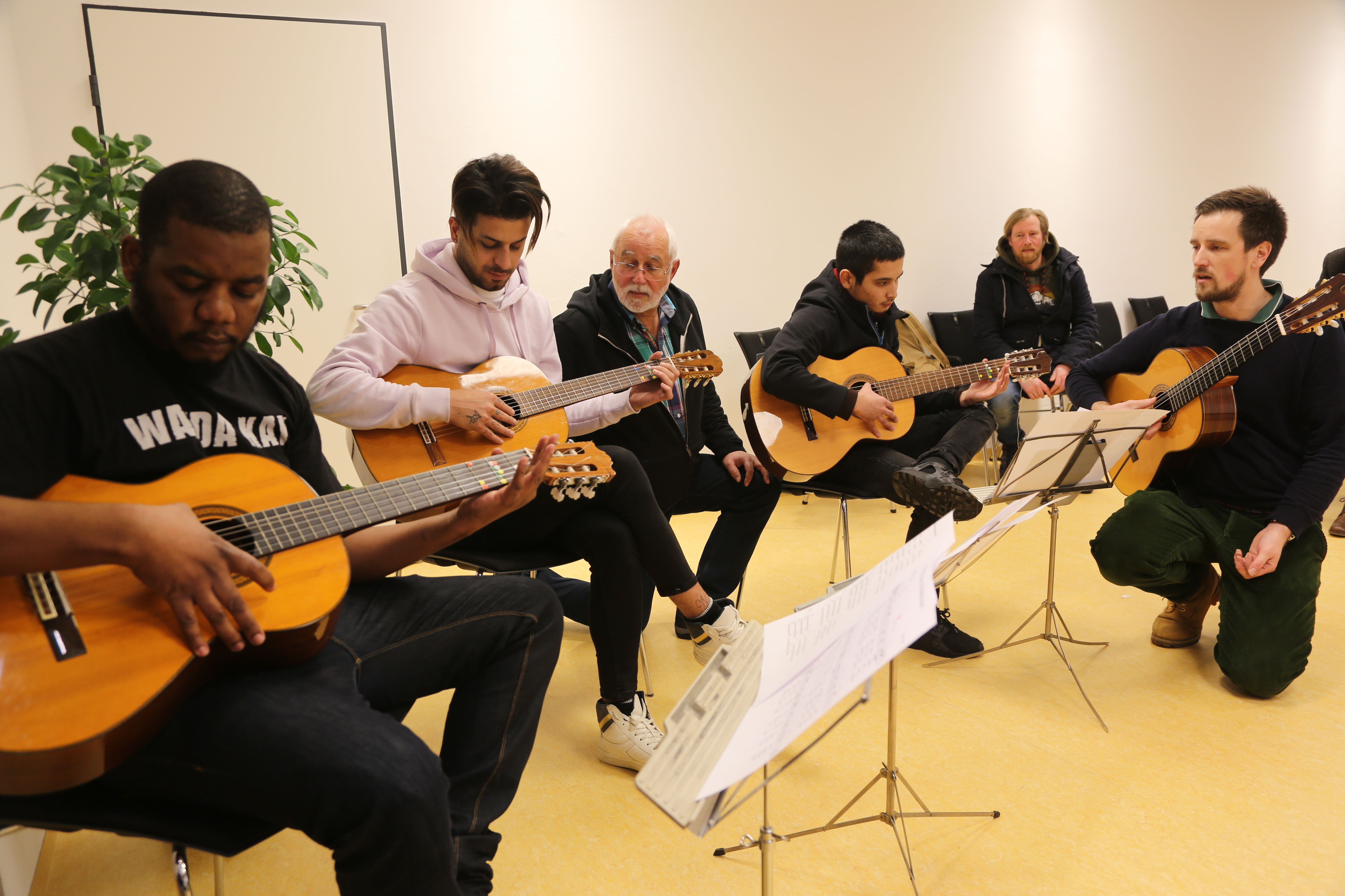 Musiklehrer Matthias Brakel (re.) bringt hier Steven (li.) aus Simbabwe, Moein (2.v.l.) aus dem Iran und Hardy aus Afghanistan die Gitarren behutsam näher - interessiert verfolgt von Hemers Musikschulleiter Martin Niedzwiecki (3.v.l.) und Integrationskoordinator Daniel Braun (2.v.r.). Mehr zum bemerkenswerten Integrationsprojekt lesen Sie auf Seite 14. ^Foto: Schulte