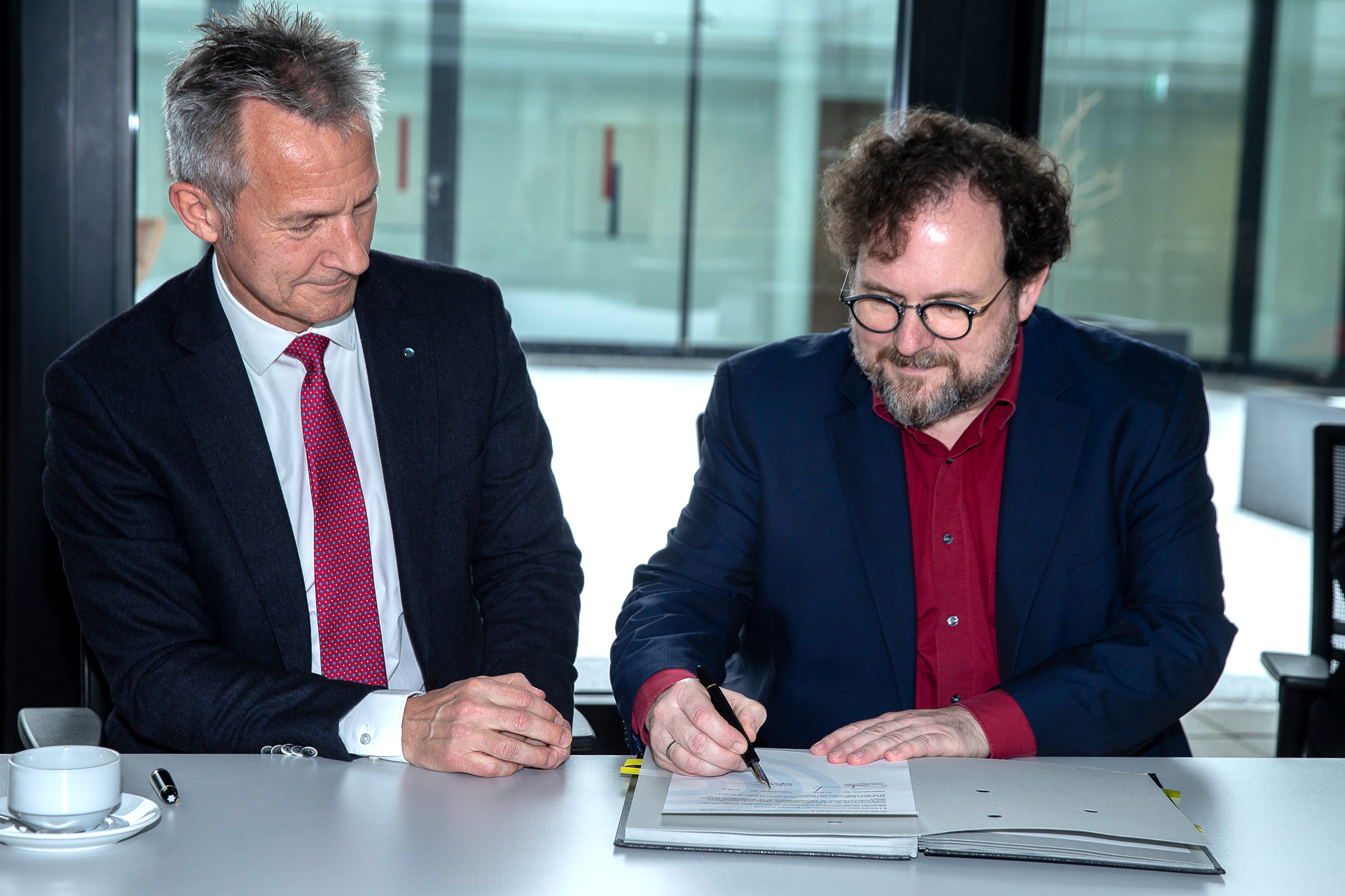 Oberbürgermeister Frank Baranowski (links) und Generalintendant Michael Schulz beim Unterschreiben der Vertragsverlängerung mit dem amtstauglichen Füller des OB, den er bei seinem Dienstantritt vorgefunden hat. Schulz ist seit 2008 am MiR. Foto: Gerd Kaemper