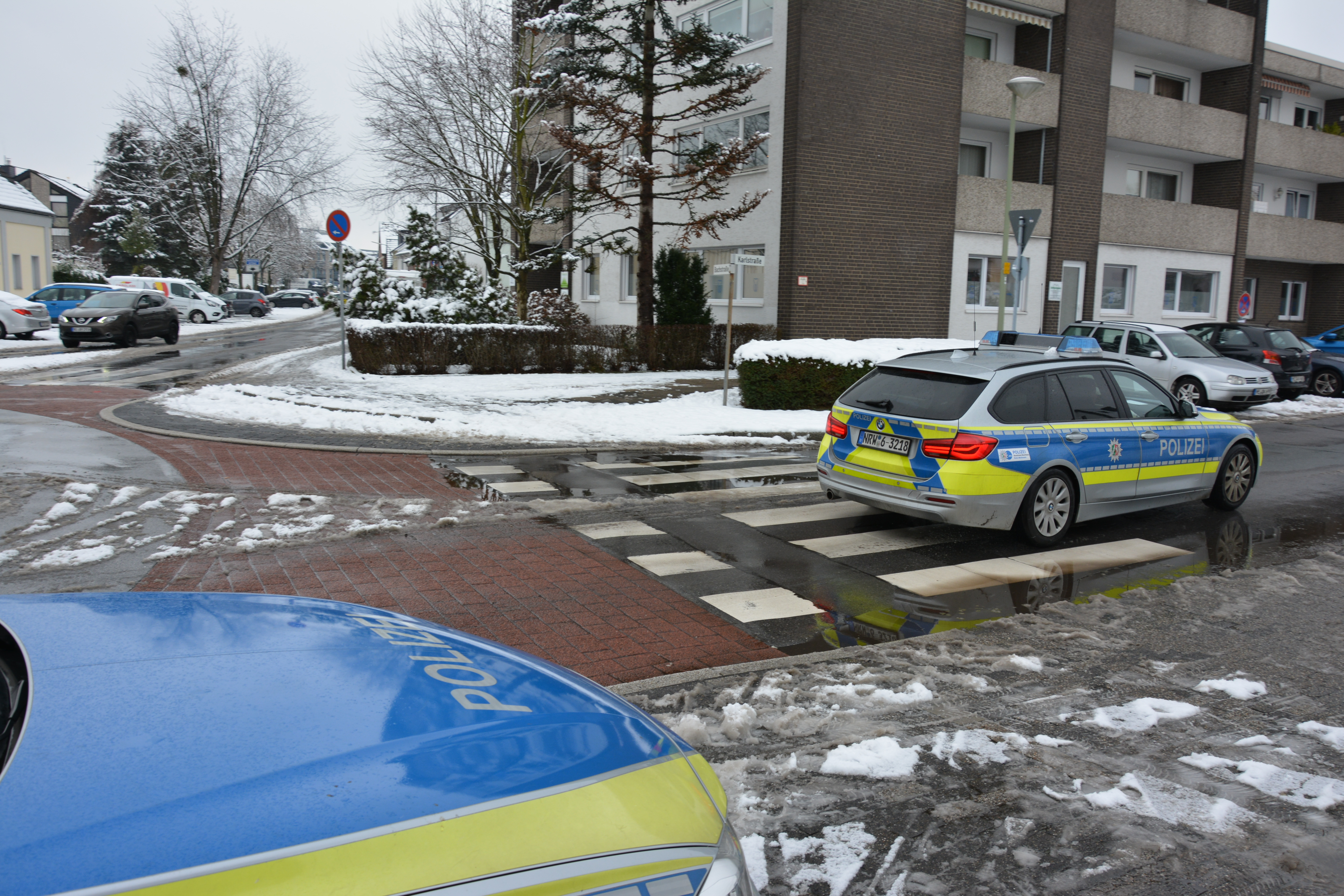 Drei Streifenwagenbesatzungen der Langenfelder Polizei fahnden erfolgreich nach dem Täter. Die gute Personenbeschreibung der Jugendlichen hilft bei der Suche.