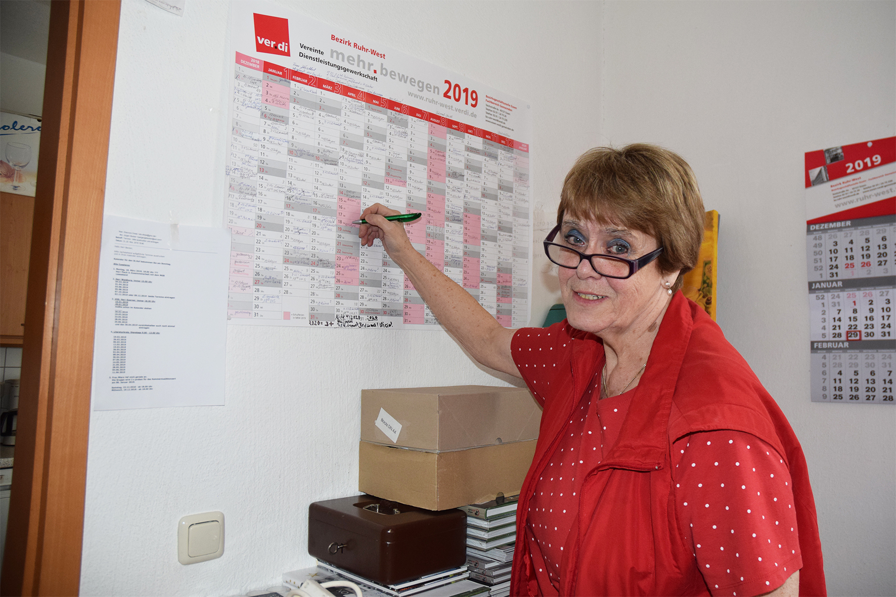 Neben der umfangreichen Buchhaltung ist Elo Drese für die Terminplanung in der Alten Cuesterey und im Steenkamphof zuständig – auf dem großen Plan für das laufende Jahr, der blickbereit im Büro hängt, sind kaum noch freie Termine zu sehen.