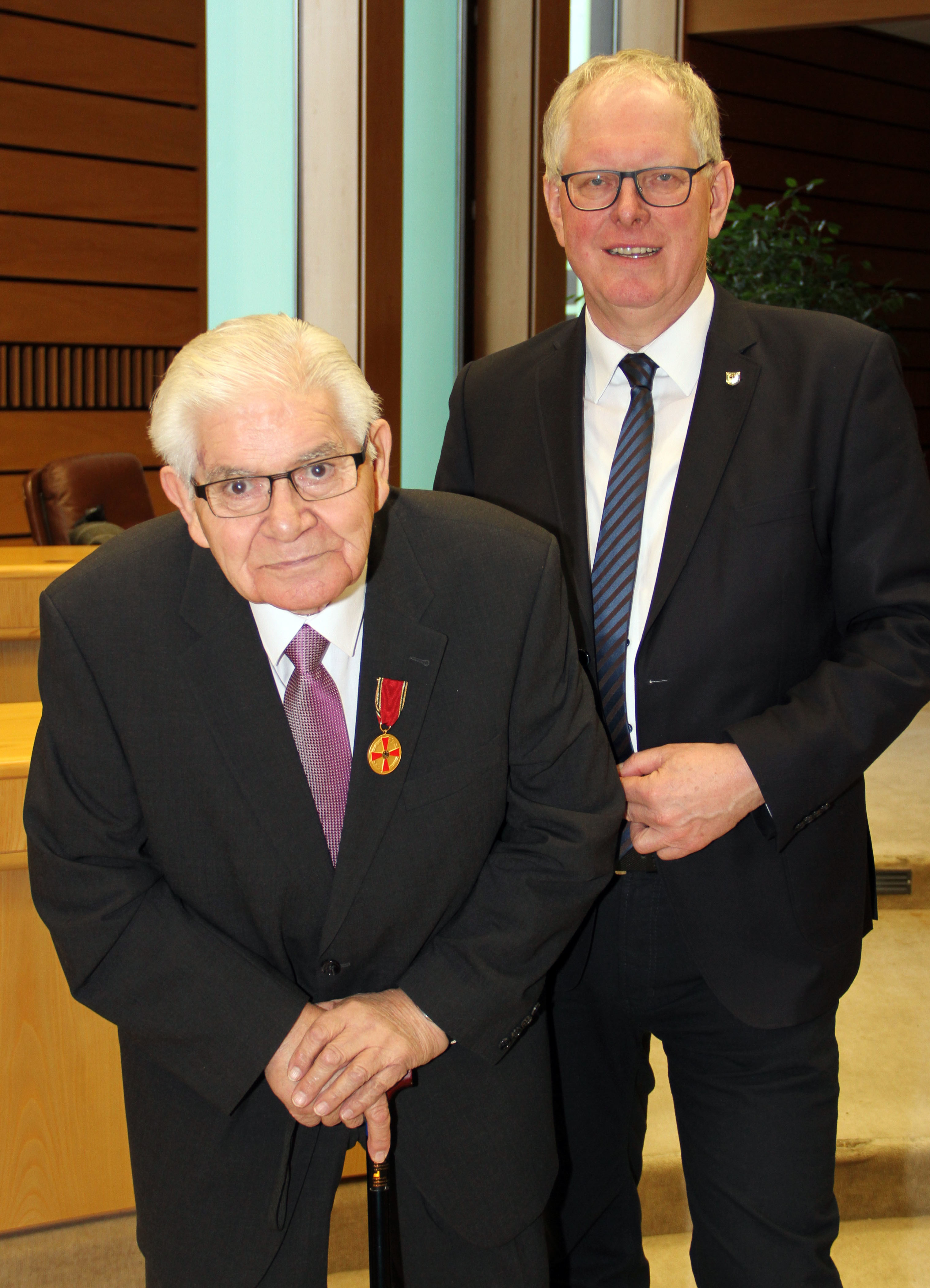 Landrat Cay Süberkrüb (re.) gratuliert dem neuen Ordensträger Wilhelm Erfkemper.