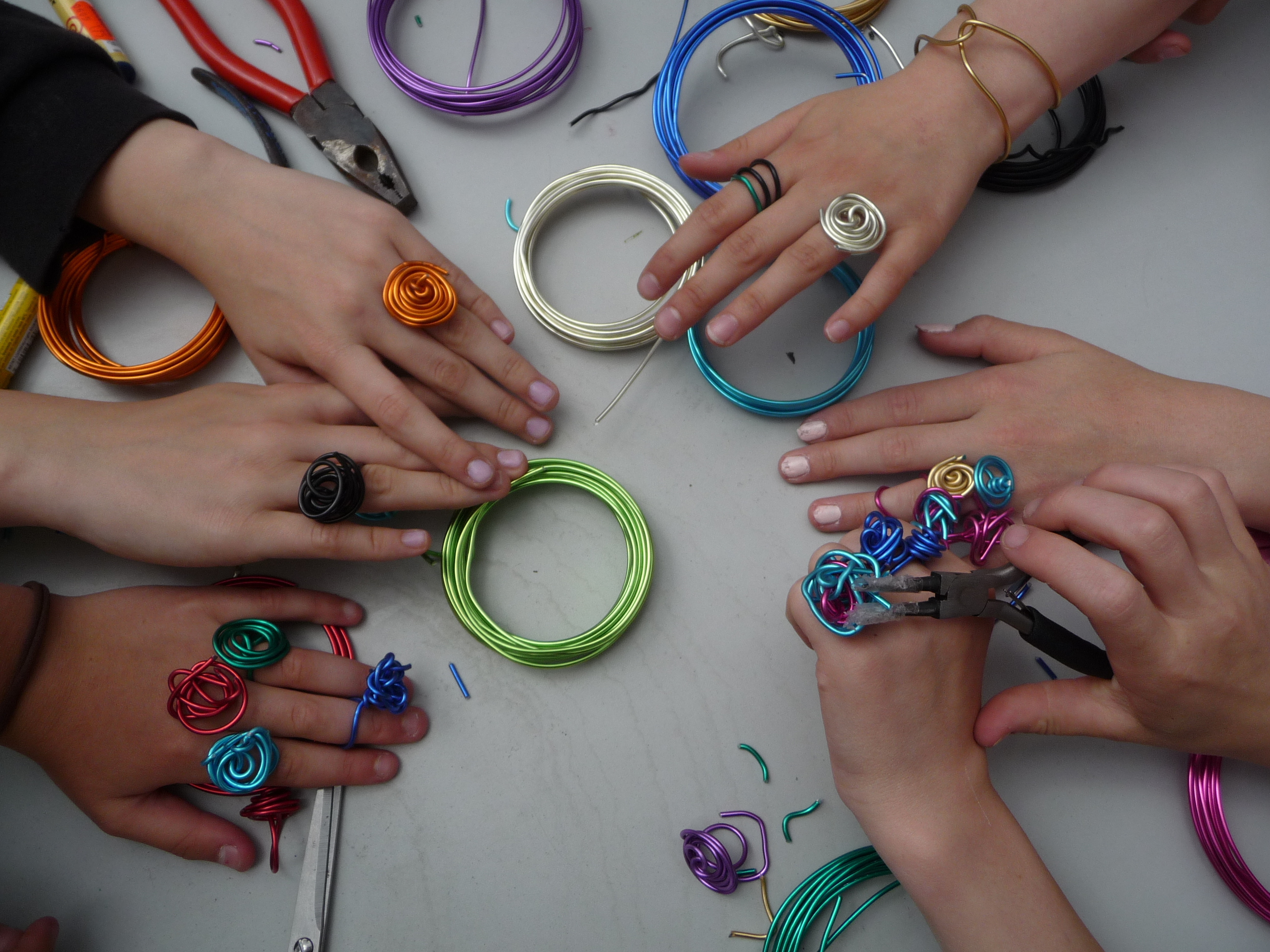 Kreativ sidn die Mädchen im Treff Kratzbürste nicht nur beim Herstellen von Schmuck, sie planen gemeinsam Ausflüge, kochen und spielen.