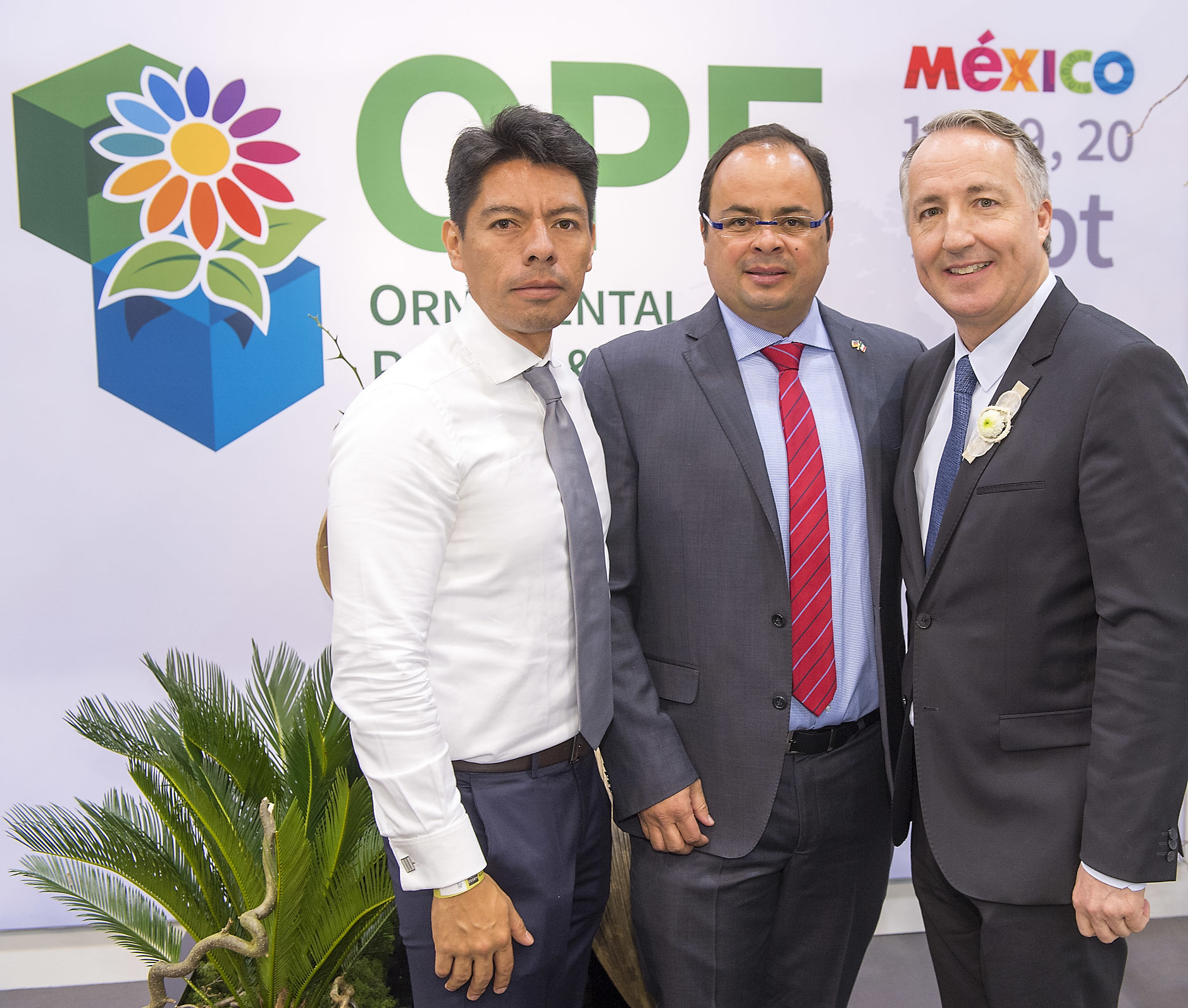 Oscar Jiménez León, Geschäftsführer JARDINES DE MÉXICO; Enrique Arias Velazco, Präsident OPF; und Oliver P. Kuhrt, Geschäftsführer der Messe Essen (v.l.n.r.).
