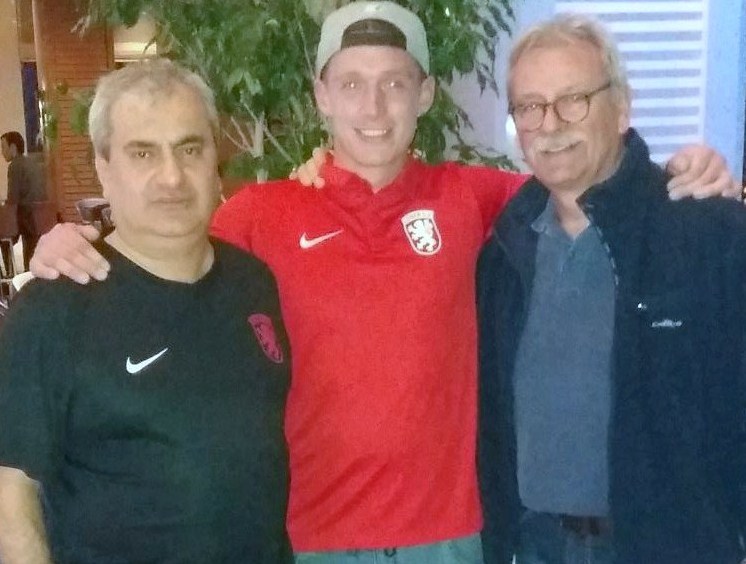 Nach der Vertragsverlängerung (v. l.) Vorsitzenden Imdat Acar, Matthias Drees und Arno Franke.