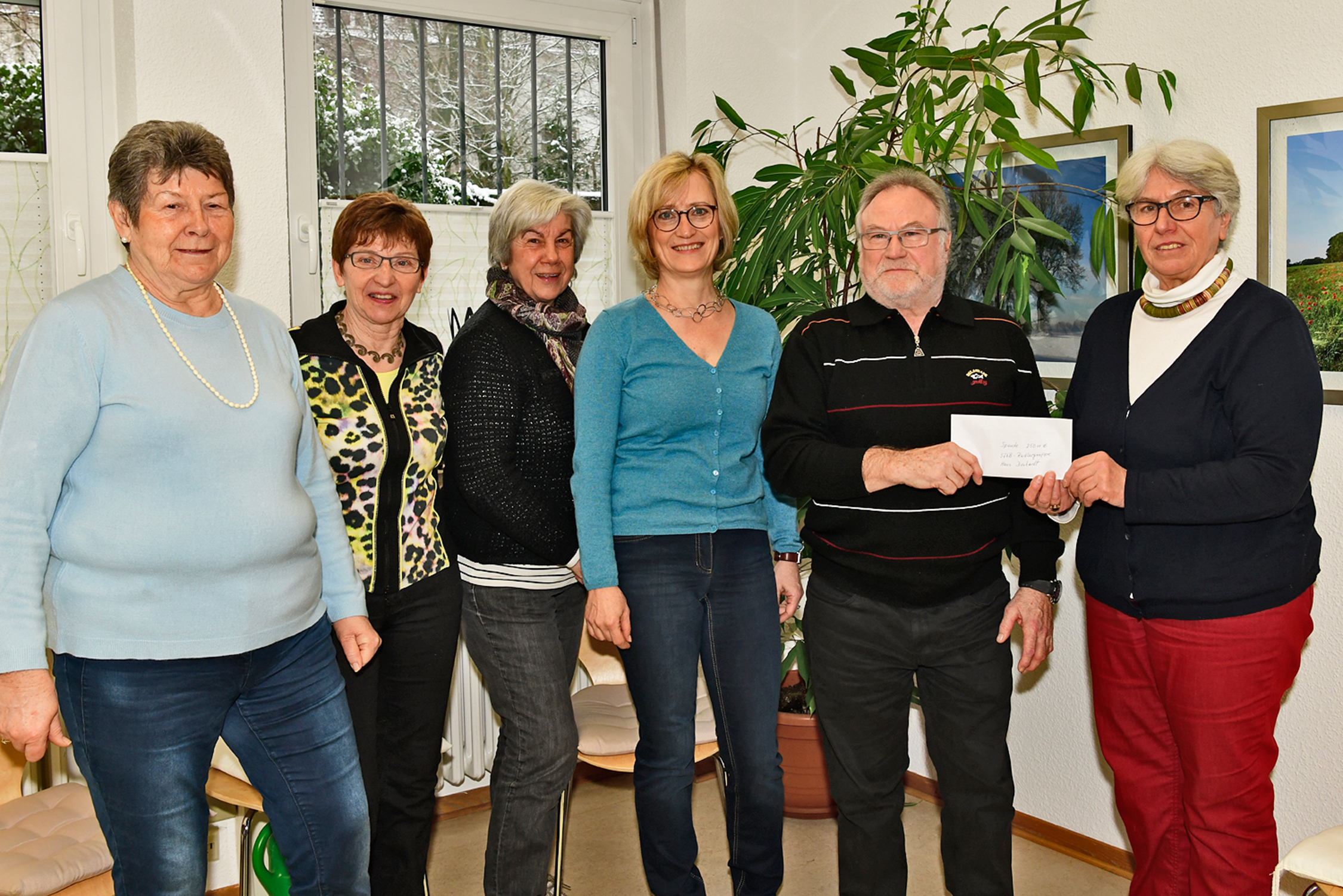 Über eine Spende in Höhe von 250 Euro, überreicht durch Gruppenleiter Hans Denhart (2. von rechts), durfte sich jetzt der "Hospizverein Gladbeck" freuen.