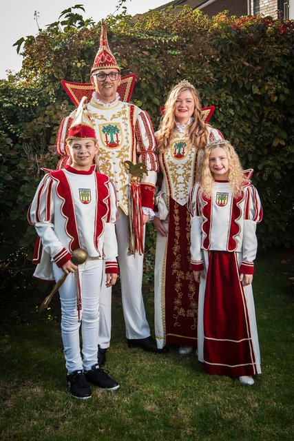 Die Dingdener Prinzenpaare: Taylor I. mit Amy I. sowie die "Großen" Markus I. und Gundula I..