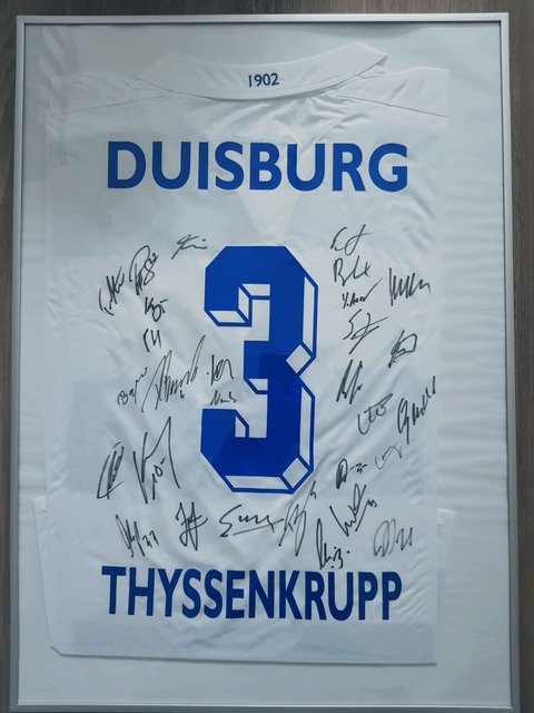 Ein unterschriebenes Trikot des MSV Duisburg wartet auf Angebote.