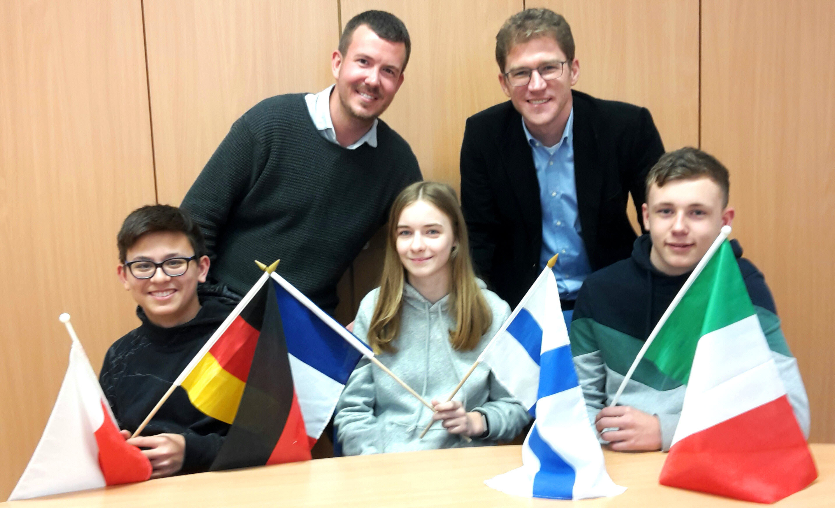 Stefan Ising (l.) und Schulleiter Lars Schnor mit den 8er-Schüler/innen Max Kraszinski, Hanna Möhlen und Till Brauer (v.l.)