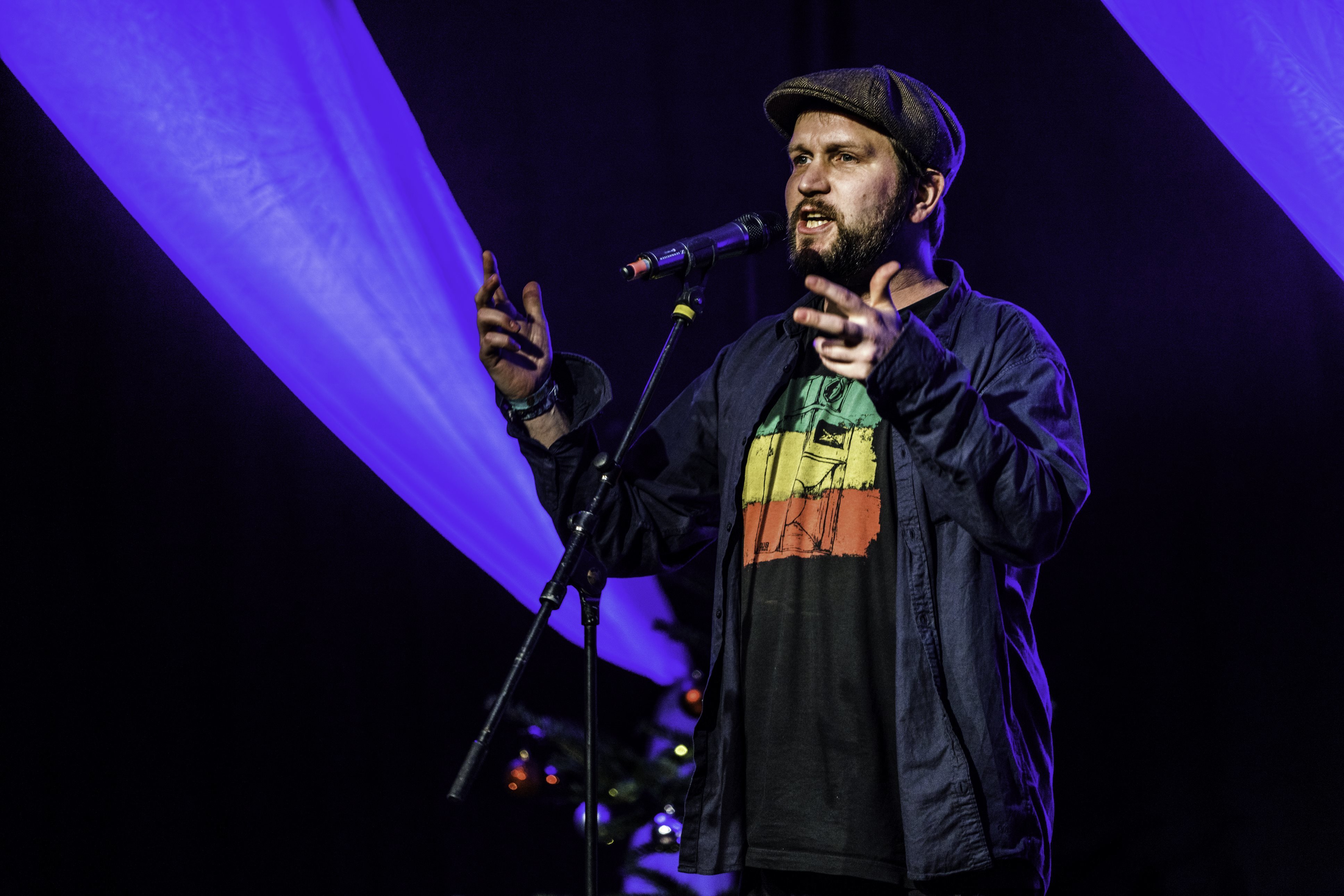 Der Münsteraner Andi Substanz ist einer der erfahrensten Künstler beim Poetry Slam im Sauerlandpark. Foto: Jörg Everding
