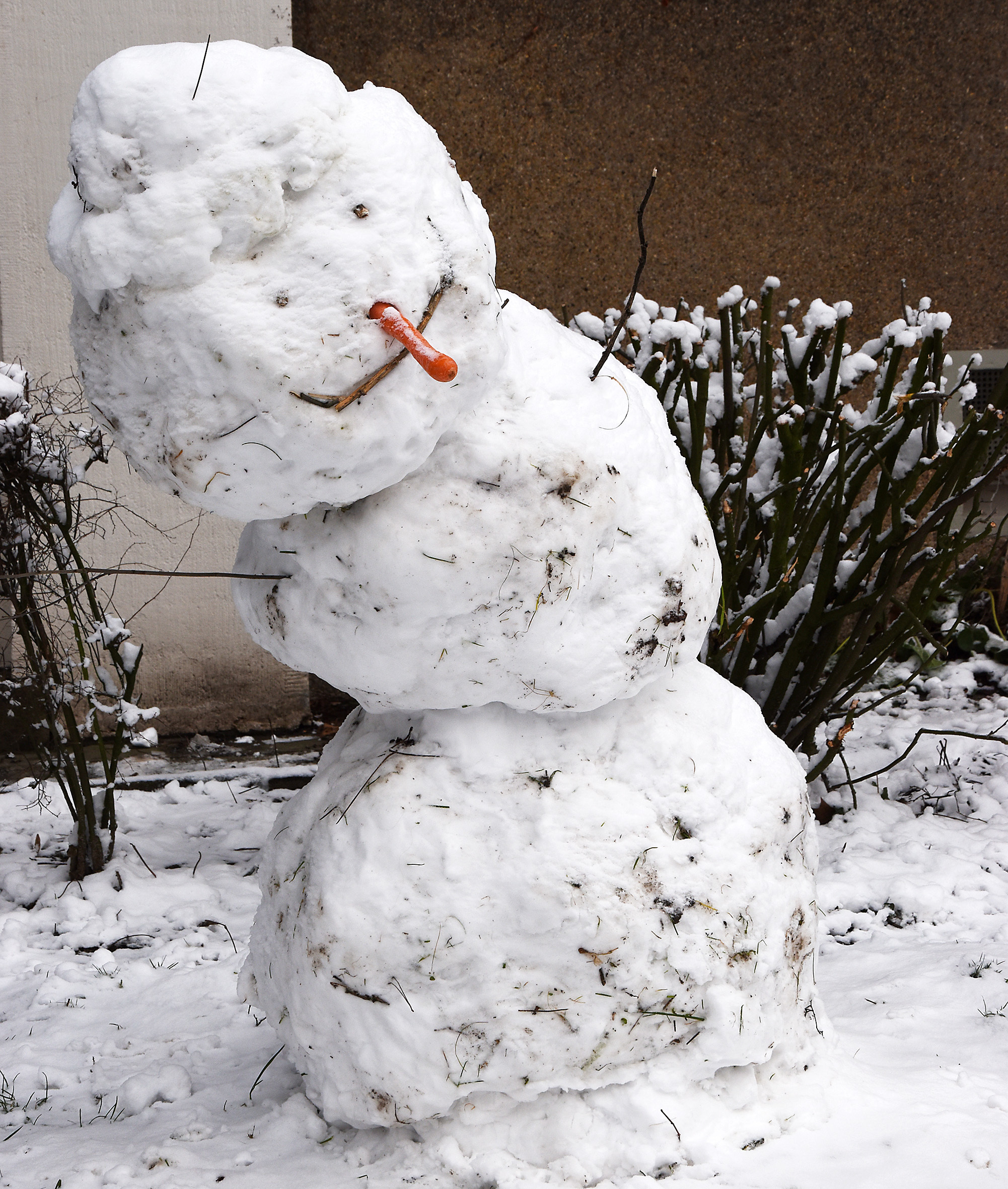 An der Sommerburgstraße dürfte das nächste bisschen Tauwetter diesen Schneemann umfallen lassen.