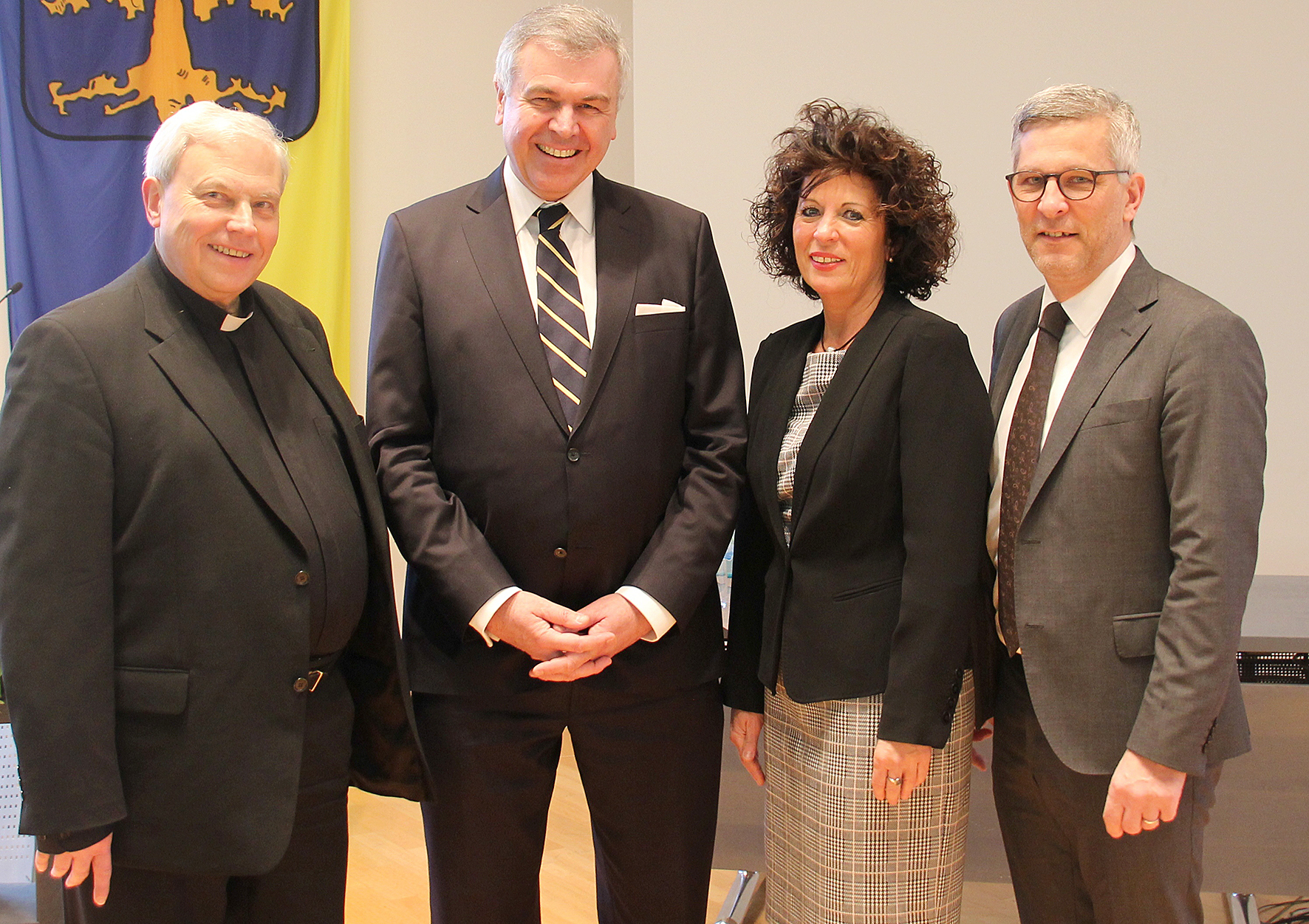 Dr. Norbert Bathen (Dechant), Prof. Dr. Ludger Kühnhardt, Verena Schmidt (Superintendentin) und Oberbürgermeister Erik O. Schulz beim Ökumenischen Neujahrsempfang im Hagener Rathaus.