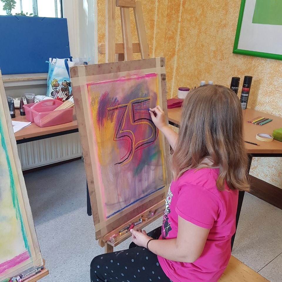 Mittwochs wird gemalt, Tipps gibt eine Künstlerin. Der Workshop ist gefördert und daher für die Teilnehmerinnen kostenlos.