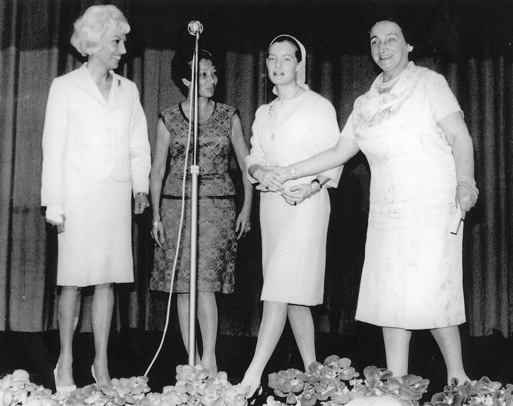 Das Archivbild zeigt Luise Albertz (r.) bei der Maifeier 1966 in der nach ihr benannten Stadthalle, neben ihr die berühmte Schauspielerin Romy Schneider.