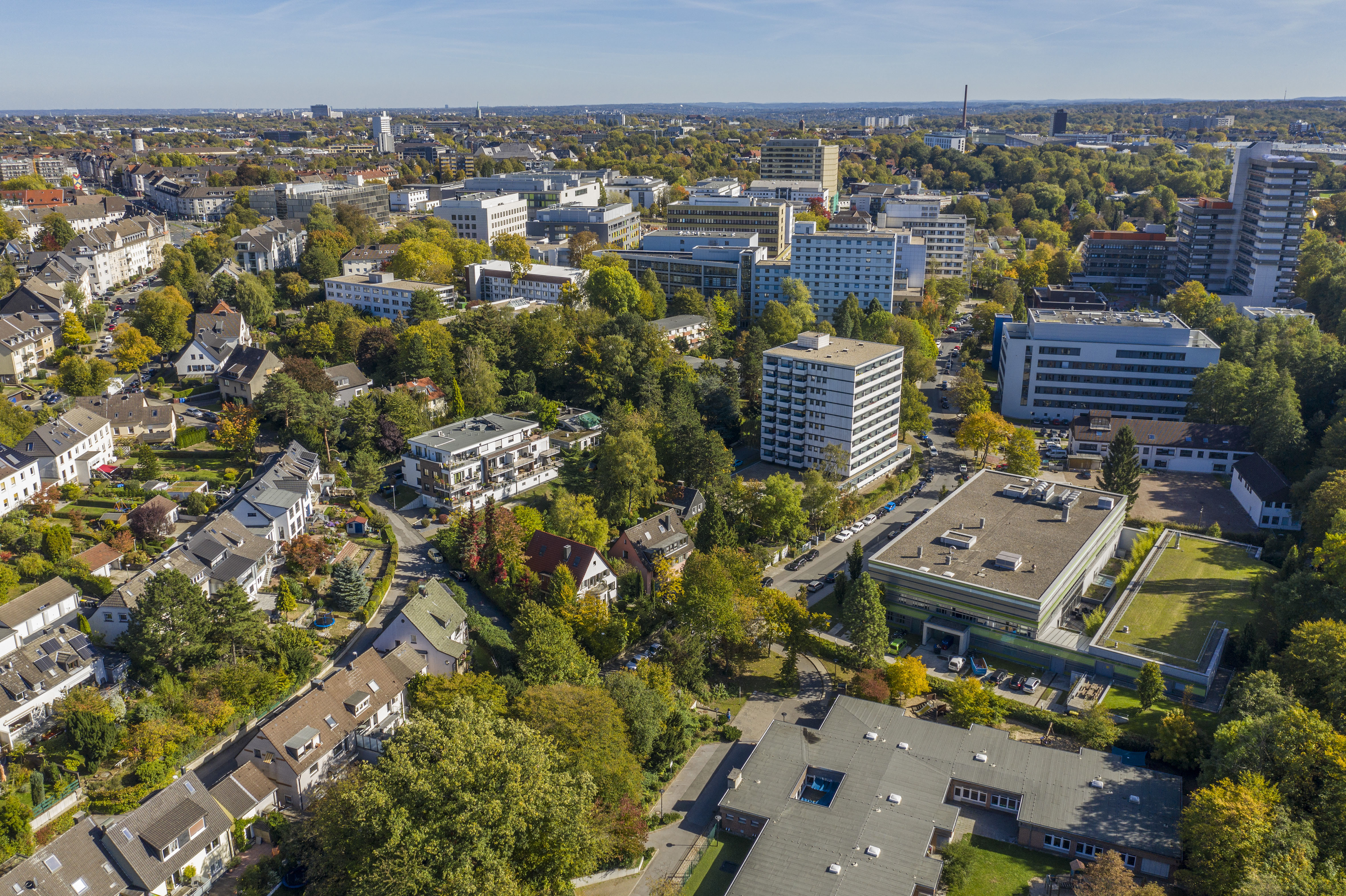 Das Protonentherapiezentrum ist rechts auf dem Foto als zweites Gebäude von unten zu sehen.