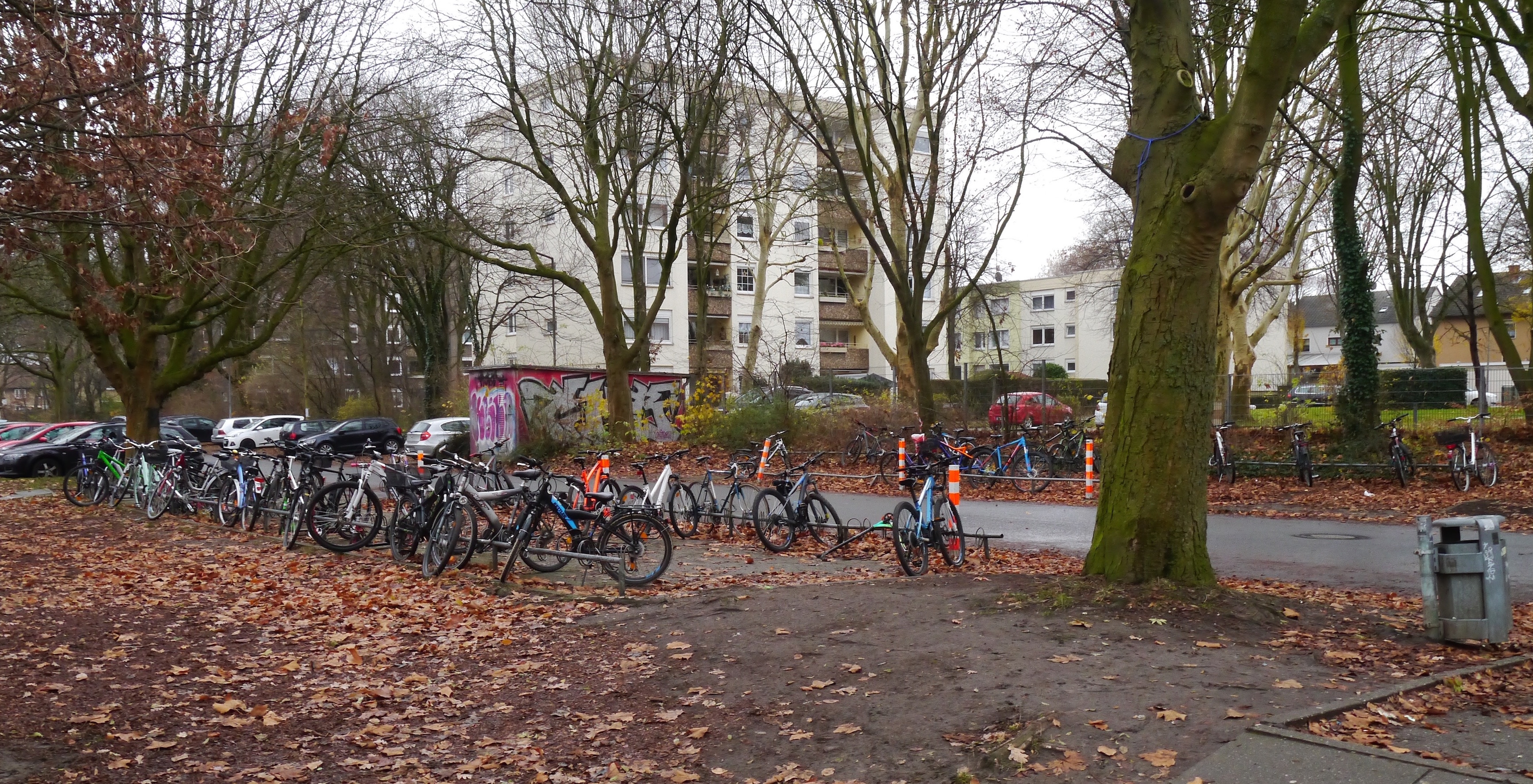 Radabstellanlage, die den Namen nicht verdient, an der Geschwister-Scholl-Gesamtschule