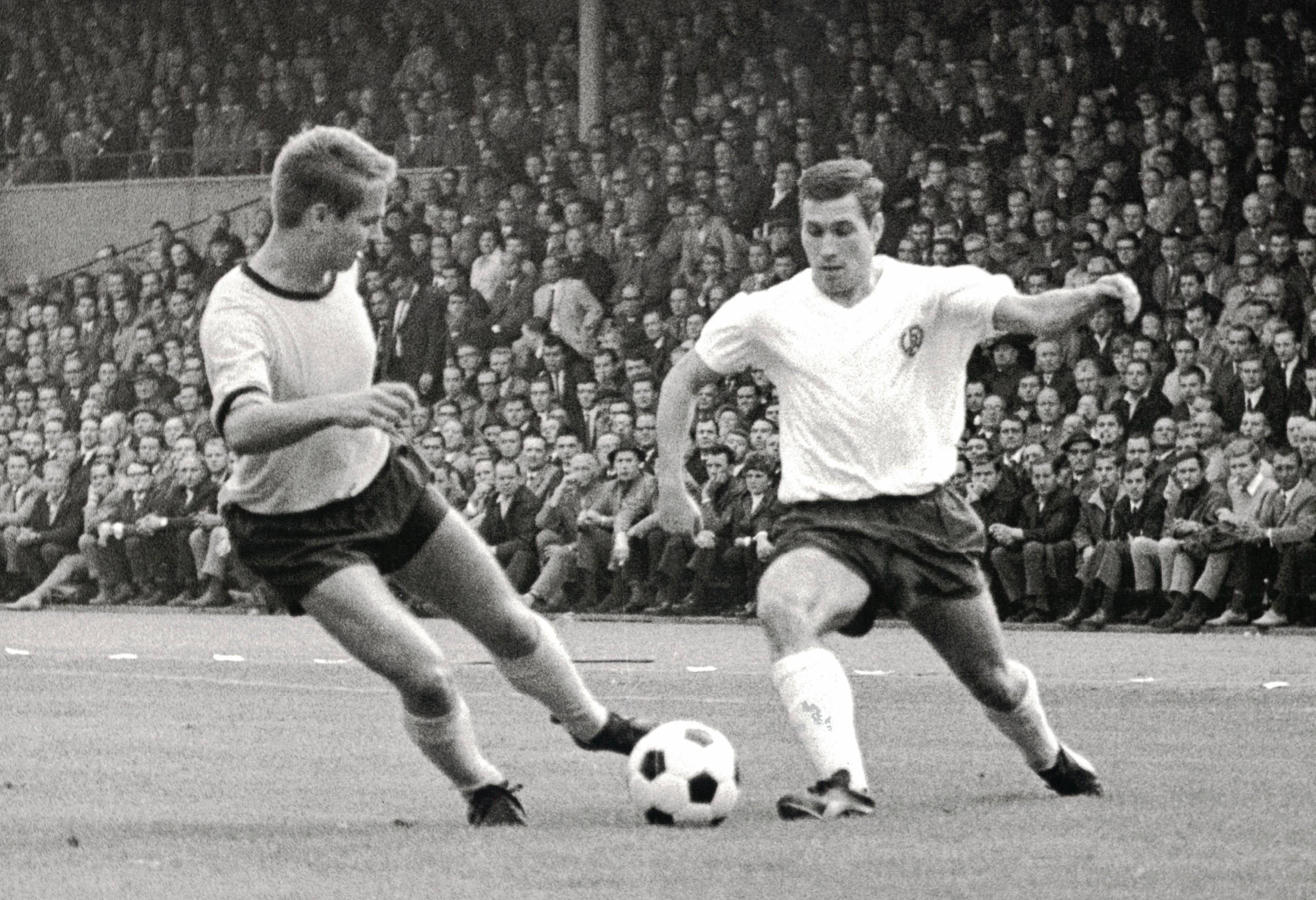 Wegen des Arbeitspensums ein Vorbild für die Mitspieler: Herbert Weinberg im Duell mit dem Dortmunder Gerd Peehs.Fotos: RWE-Archiv