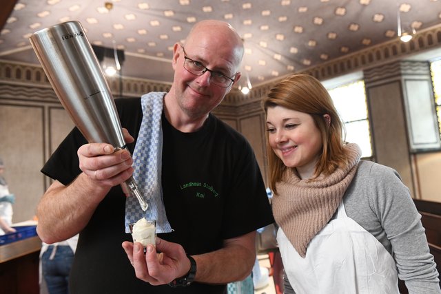 Kai-Uwe Stachelhaus, Inhaber und Koch des Landgasthauses Stolberg in Velbert, versorgte die Gäste jeden Tag mit Vor-, Haupt- und Nachspeise. Hier erklärt er, wie der helle Quark-Schaum richtig in die Dessert-Gläser gefüllt wird. | Foto: Ulrich Bangert