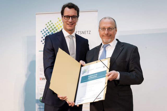 Mobilität neu denken: Verkehrsminister Hendrik Wüst überreicht Bürgermeister Roland Schäfer die Mitgliedsurkunde für das Zukunftsnetz Mobilität NRW. Fotos (2): Smilla Dankert