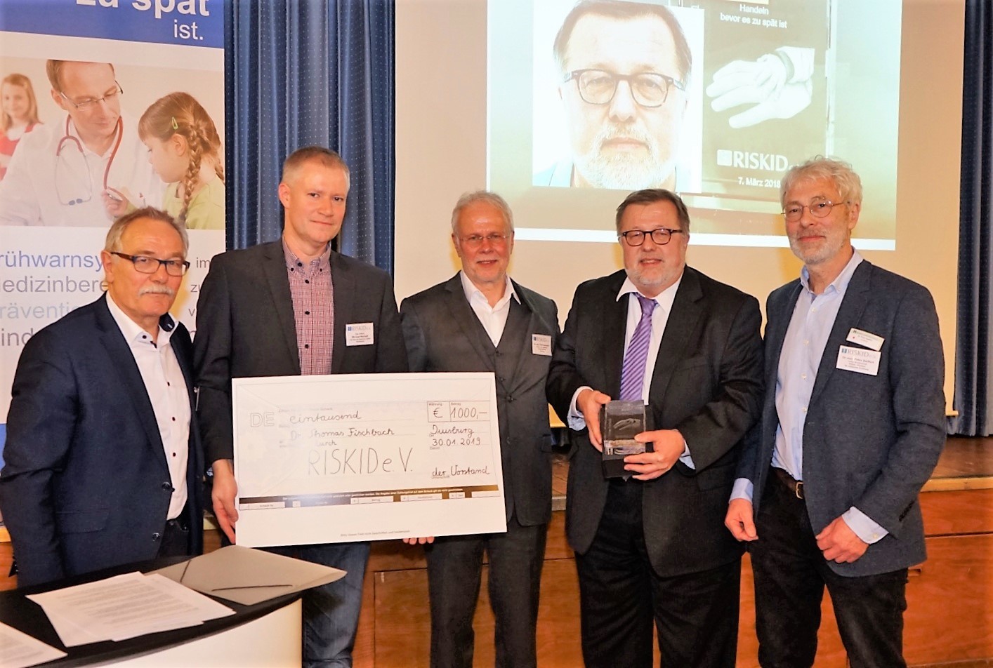 Der diesjährige Gerd-Unterberg-Preis ging an Dr. Thomas Fischbach, Präsident des BVKJ (2.v.r.). Die Auszeichnung nahmen die RISKID-Vorstände Heinz Sprenger, Michael Reichelt, Dr. Ralf Kownatzki und Dr. Peter Seiffert (v.l.) vor.
Foto: Philipp Ketteler