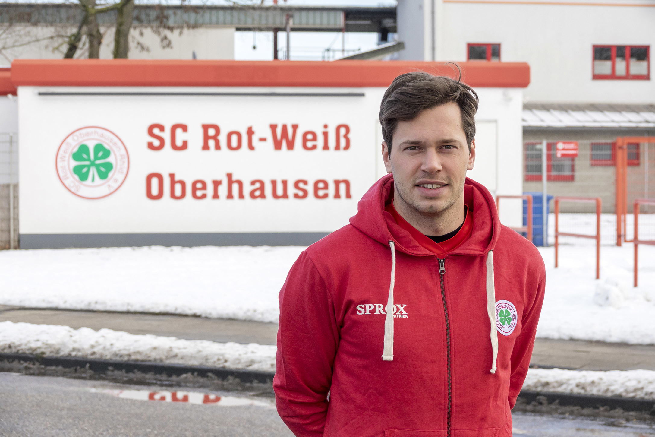 Daniel Davari vor den Toren des Stadion Niederrhein.