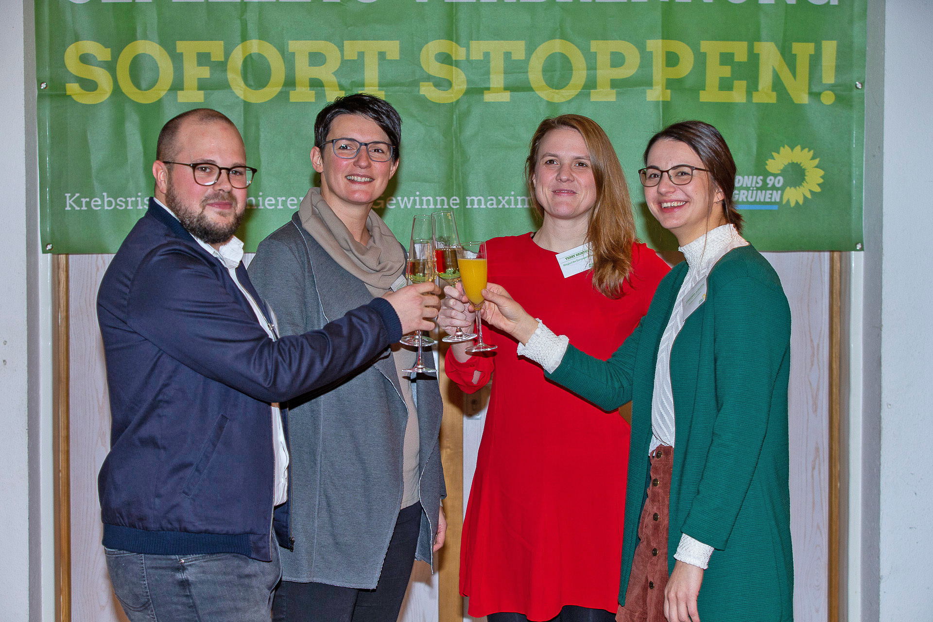 Jan Dworatzek, Irene Mihalic, Terry Reintke und Adrianna Gorczyk stießen auf ein erfolgreiches und grünes Jahr 2019 an. Foto: Gerd Kaemper